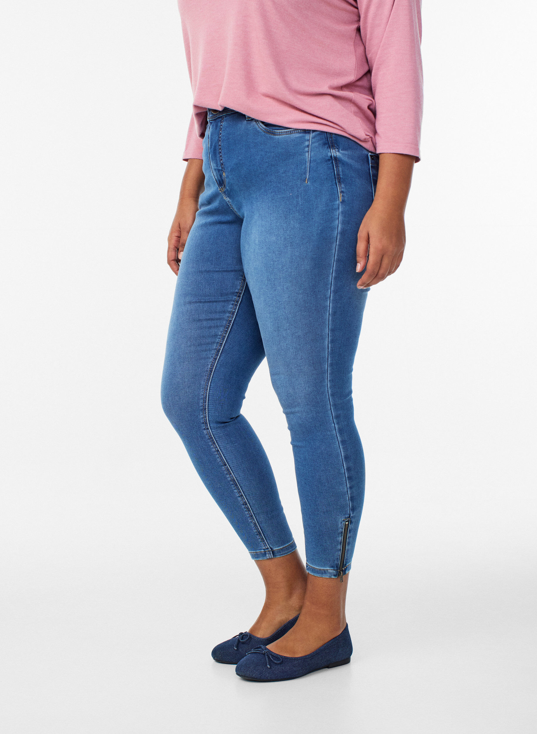 Zizzi Kurze Amy Jeans mit Rei&szlig;verschlussdetail., Blau, Model image number 2