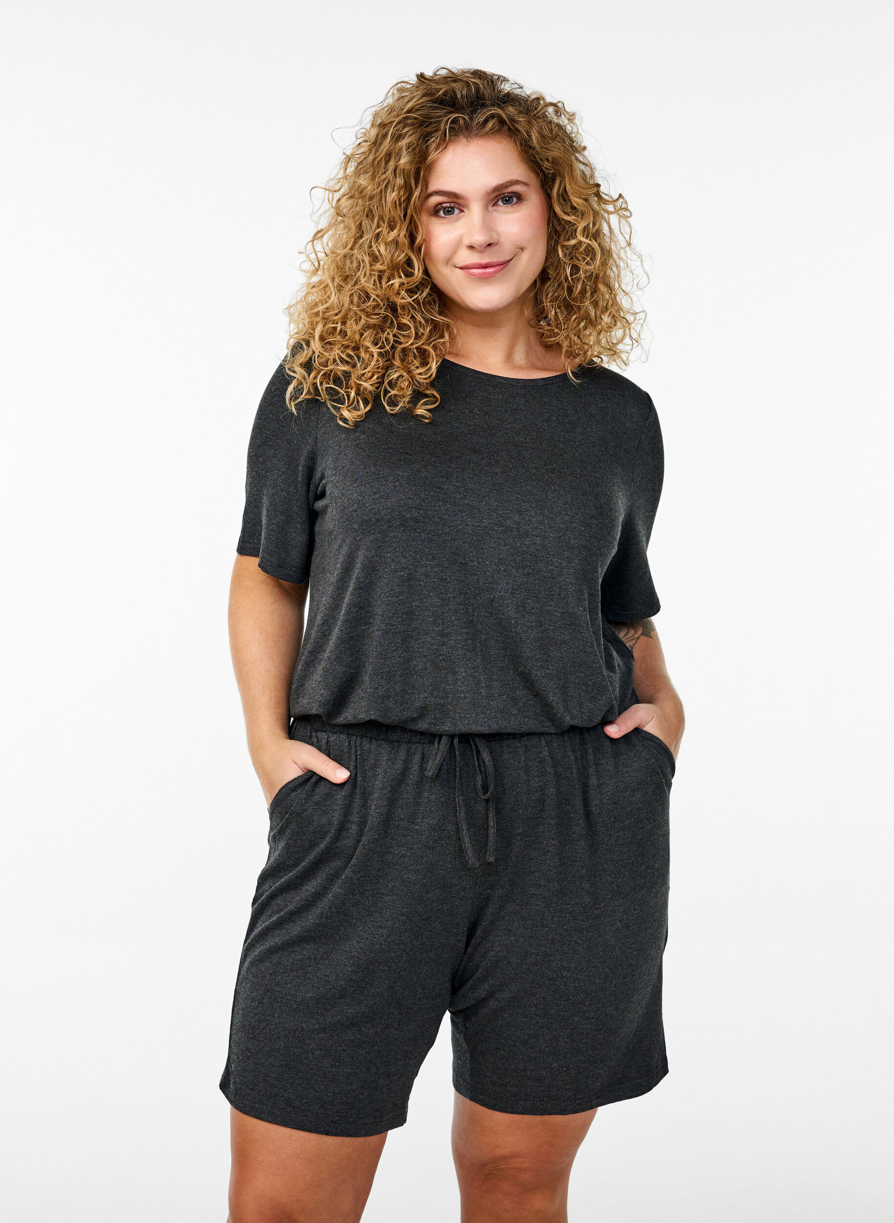 Zizzi Jumpsuit mit kurzen Beinen, Grau, Model image number 0