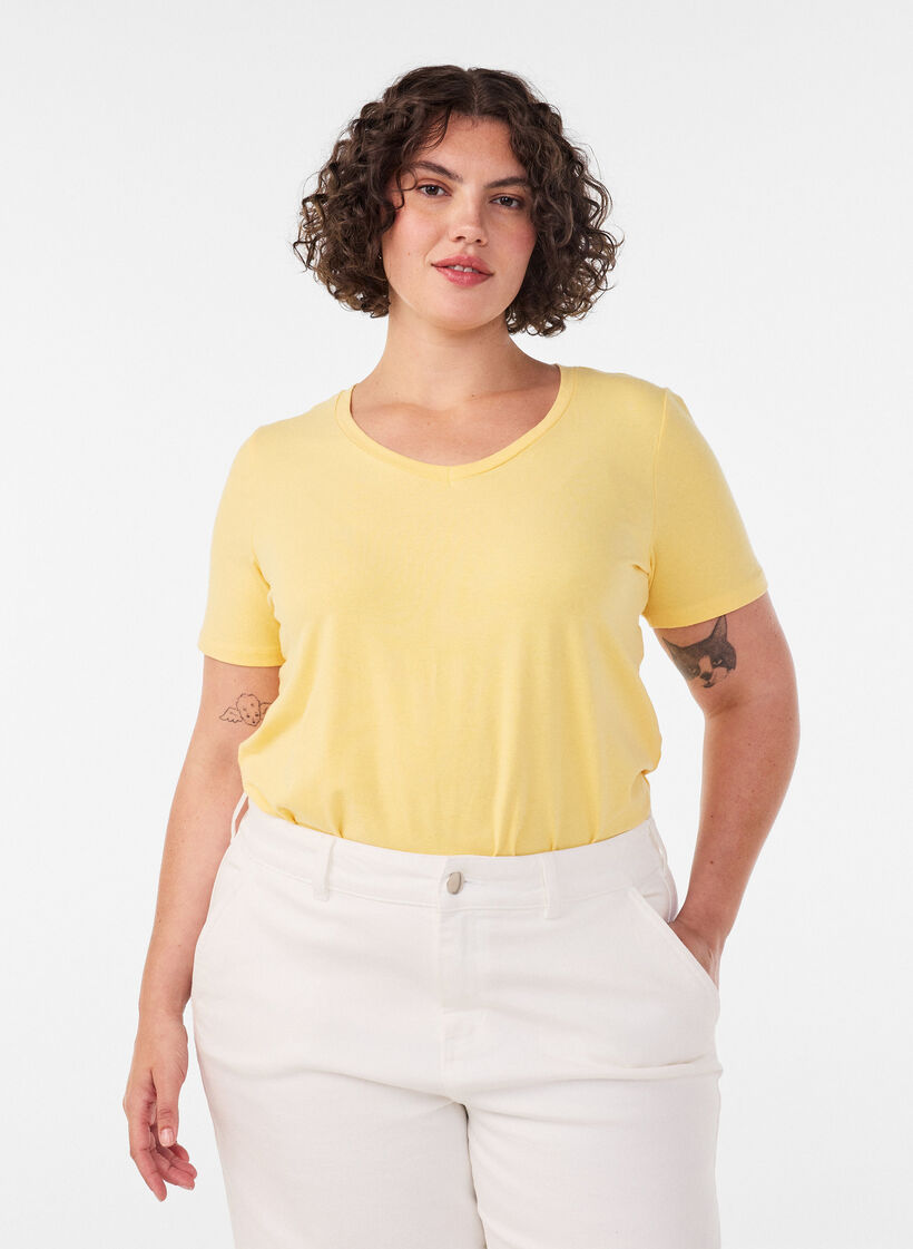 Einfarbiges basic T-Shirt aus Baumwolle, Gelb, Model image number 0
