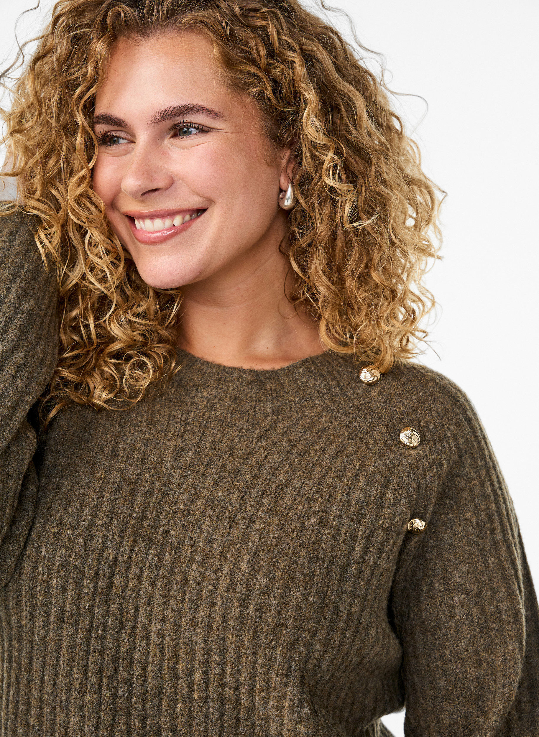 Zizzi Pullover aus Rippstrick mit Zierkn&ouml;pfen, Braun, Model image number 3