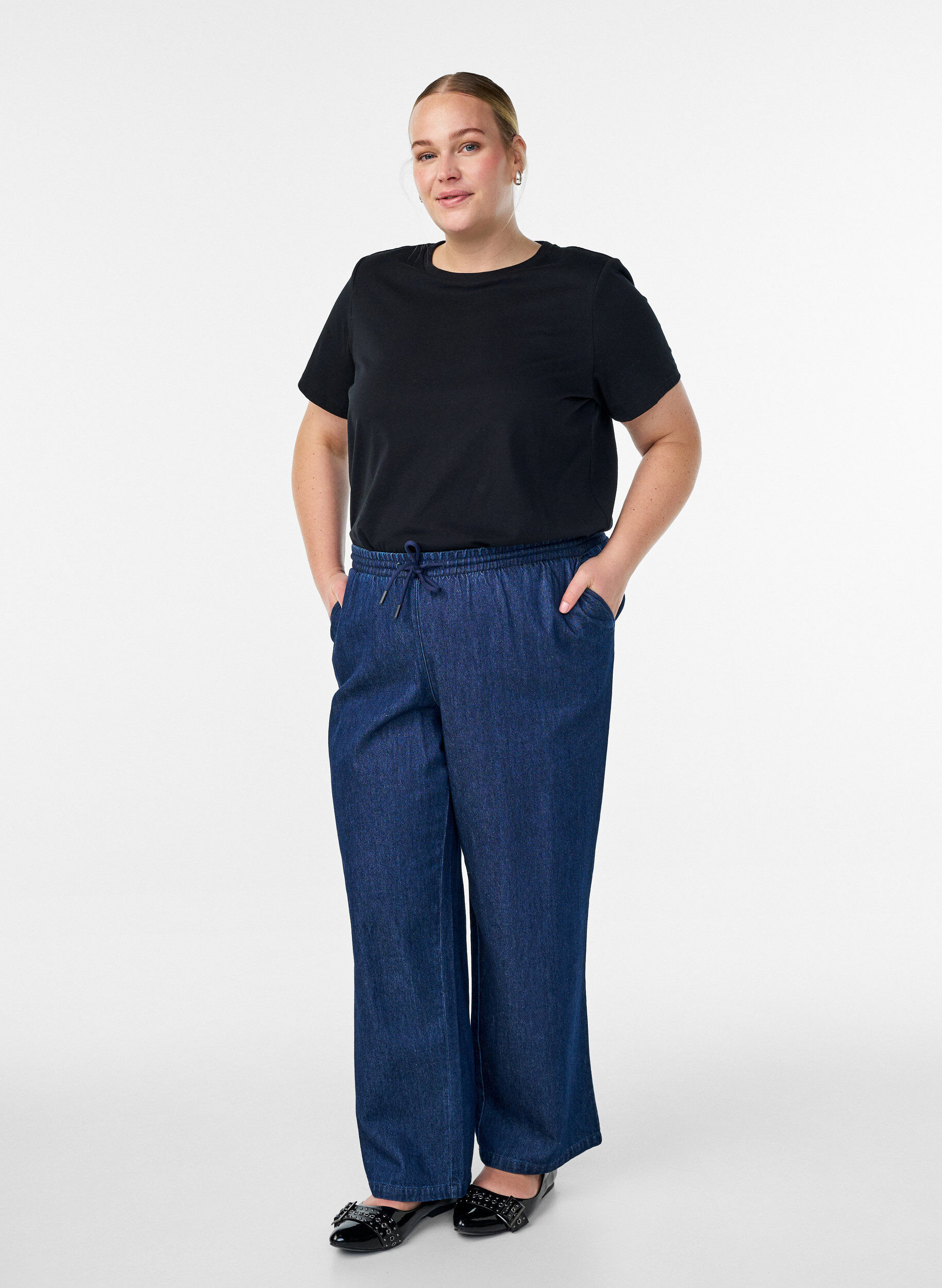 Zizzi Basic-T-Shirt aus Baumwolle mit Schulterpolstern, Schwarz, Model image number 1