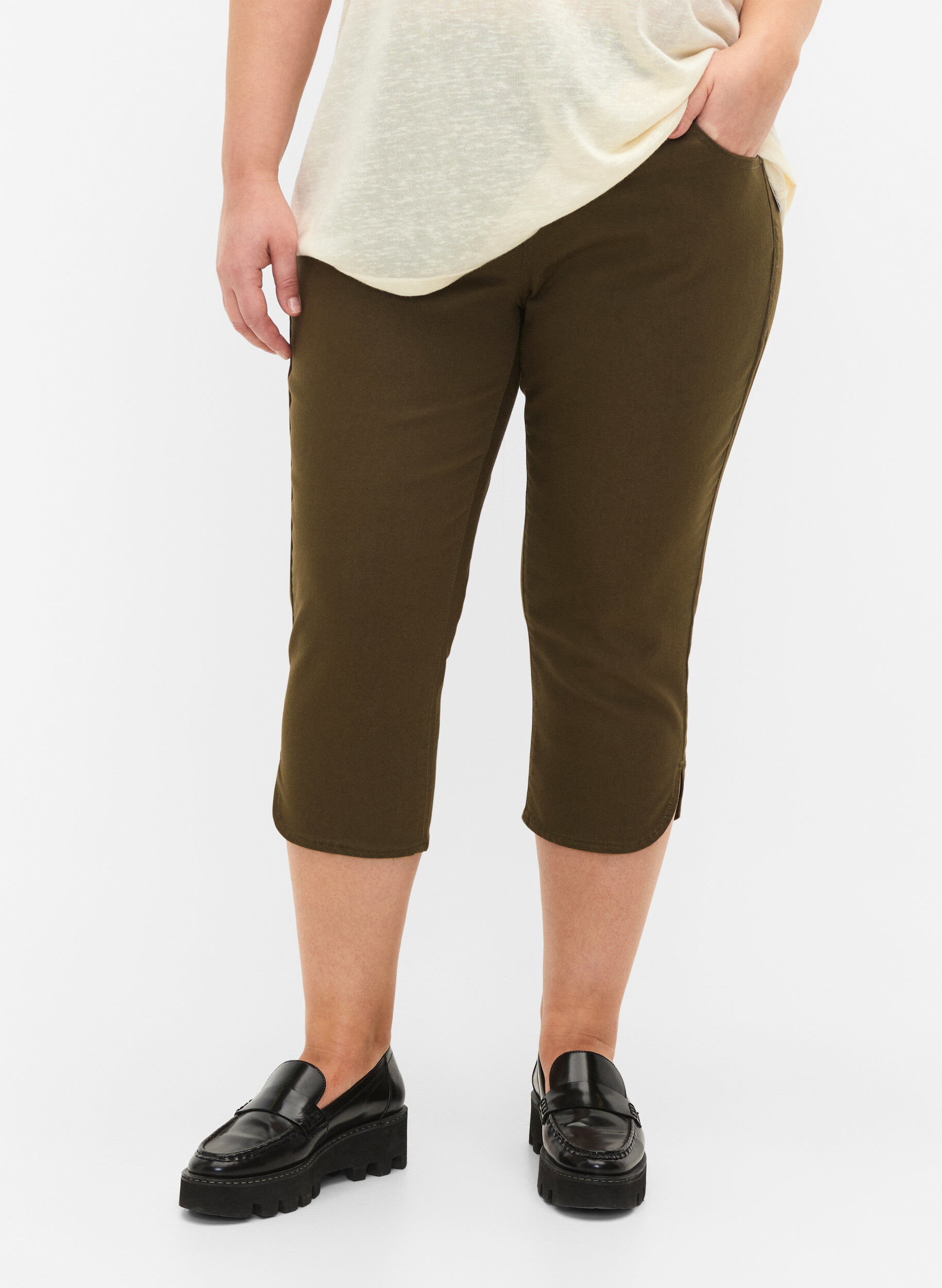 Zizzi Eng anliegende Caprihose aus einer Baumwollmischung, Ivy Green, Model image number 2