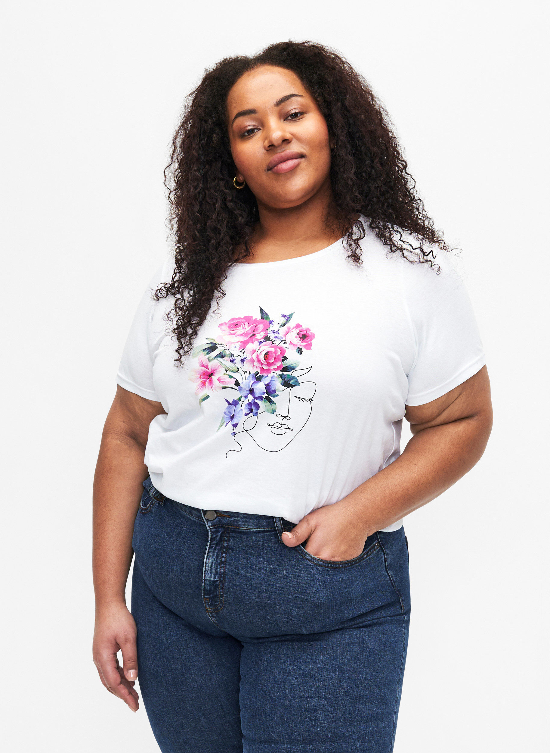 Zizzi Baumwoll-T-Shirt mit Blumen- und Portr&auml;t-Motiv, B. White Face Flower, Model image number 0