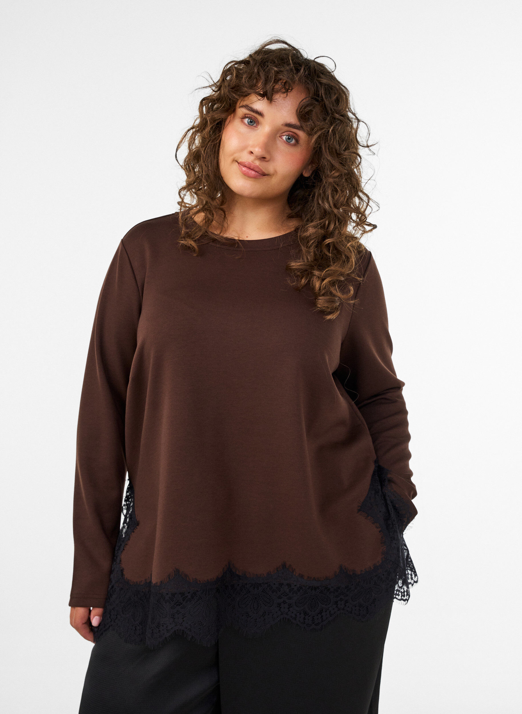 Bluse aus Jersey mit Spitzen, Braun, Model