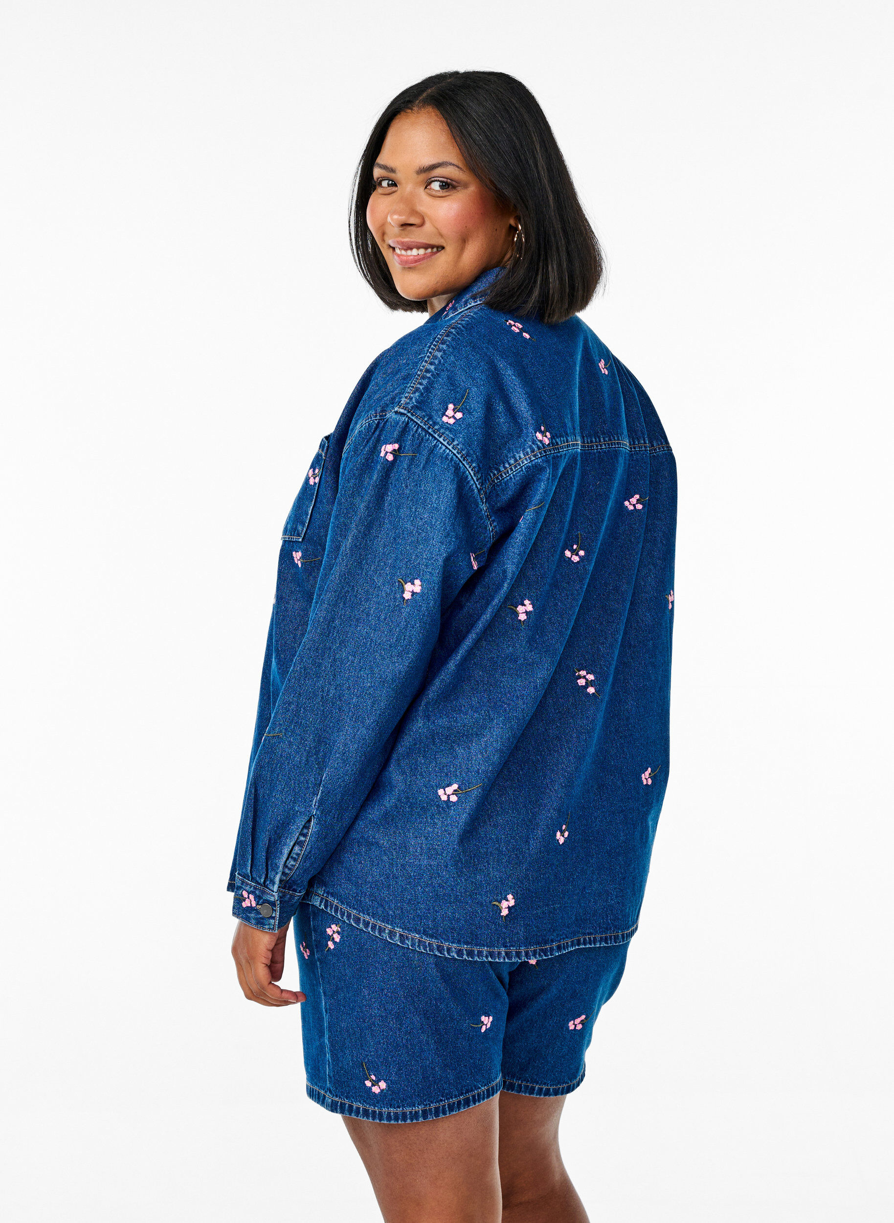 Zizzi Denim-Shorts mit aufgestickten Blumen, Blau, Model image number 2