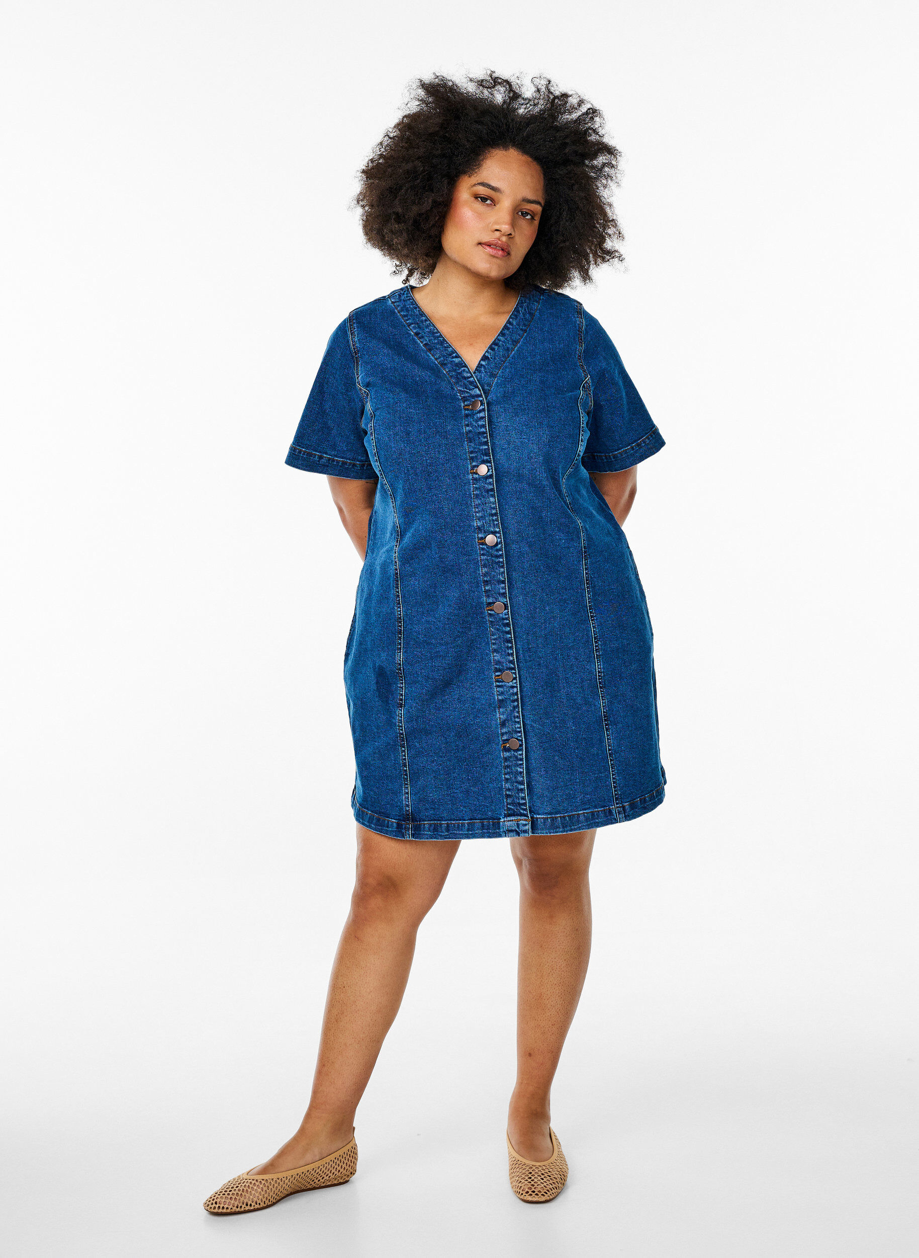 Zizzi Kurzes Jeanskleid mit V-Ausschnitt, Blau, Model image number 1