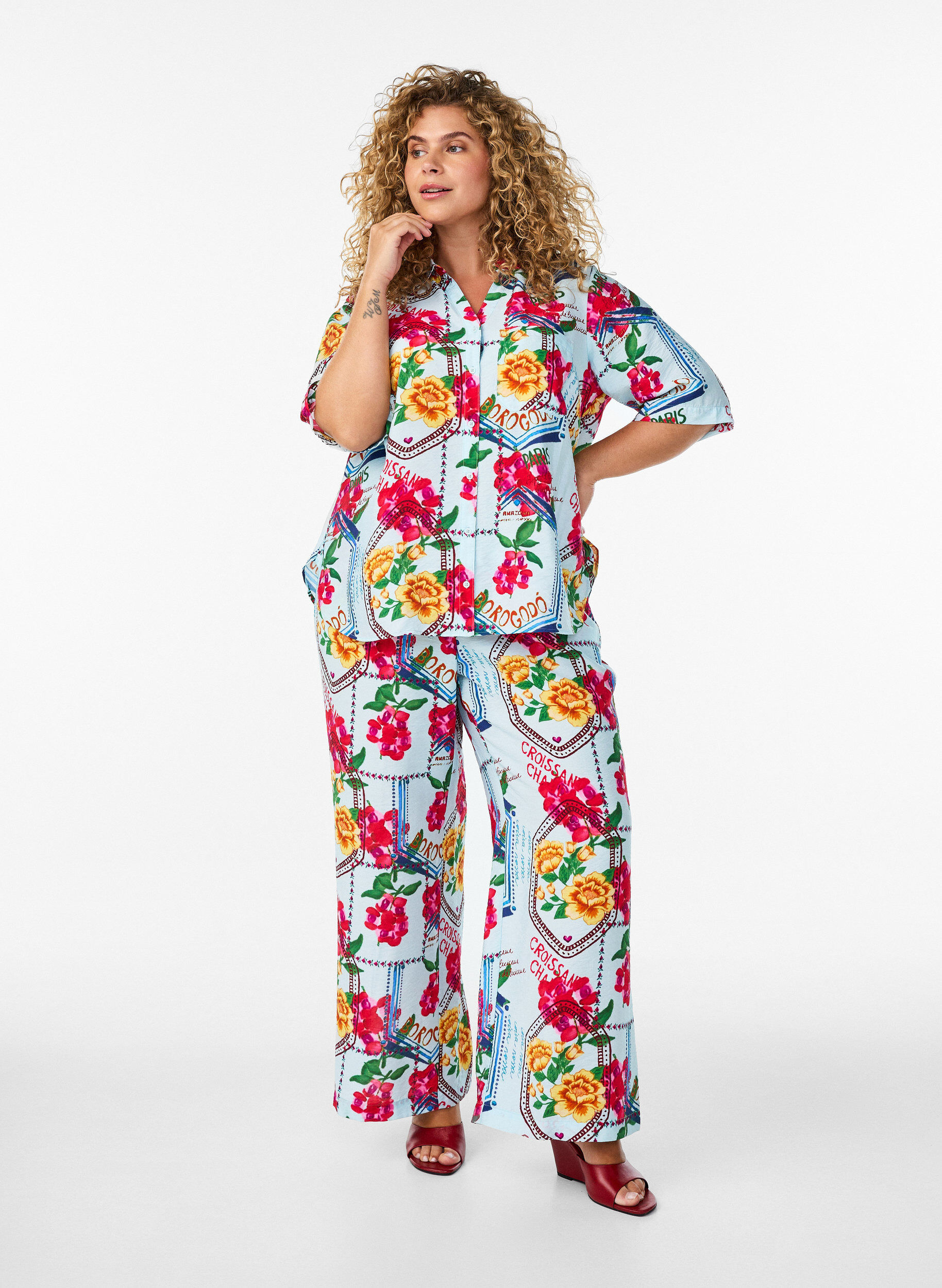 Hose mit geradem Bein in farbenfrohem Print, Blau, Model