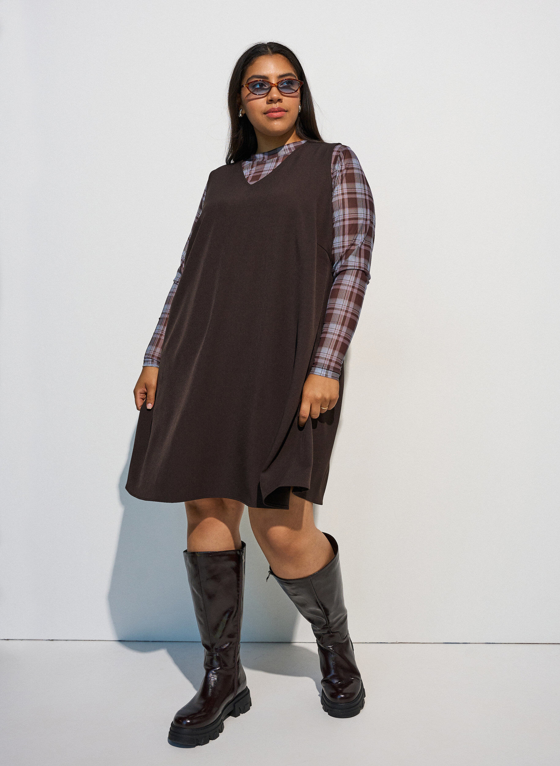 Zizzi&Auml;rmelloses A-Linien-Kleid mit Nadelstreifen, Braun, Model image number 1
