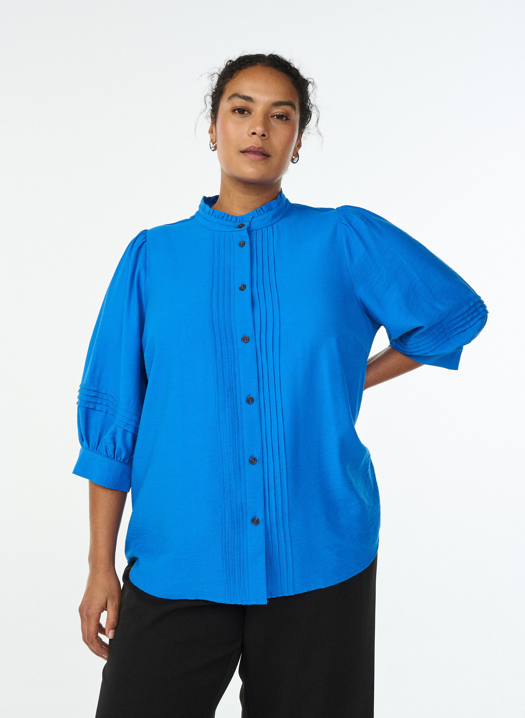 Bluse mit 3/4-&Auml;rmeln und dekorativen Falten, Blau, Model