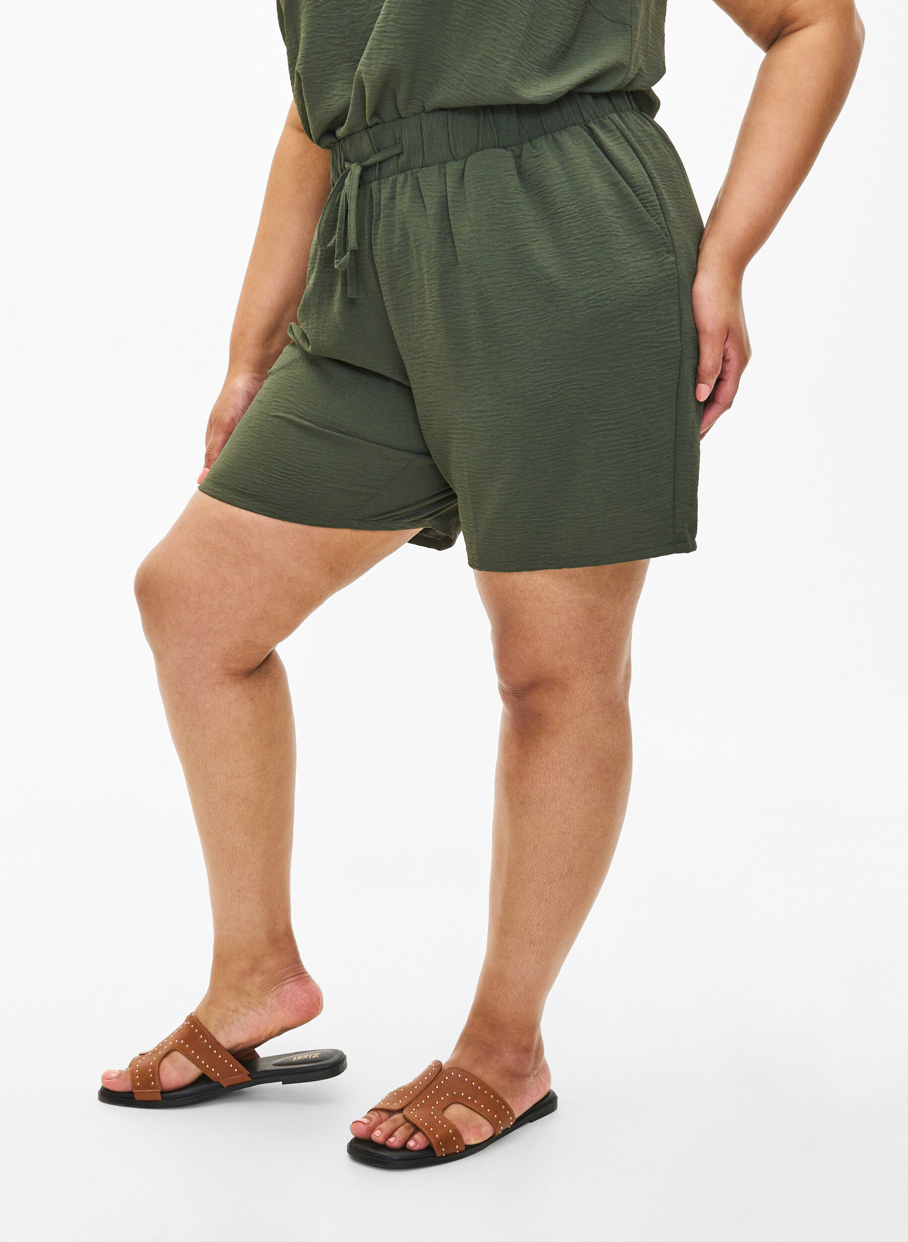ZizziKurze Hose mit Taschen und elastischem Bund, Gr&uuml;n, Model image number 3