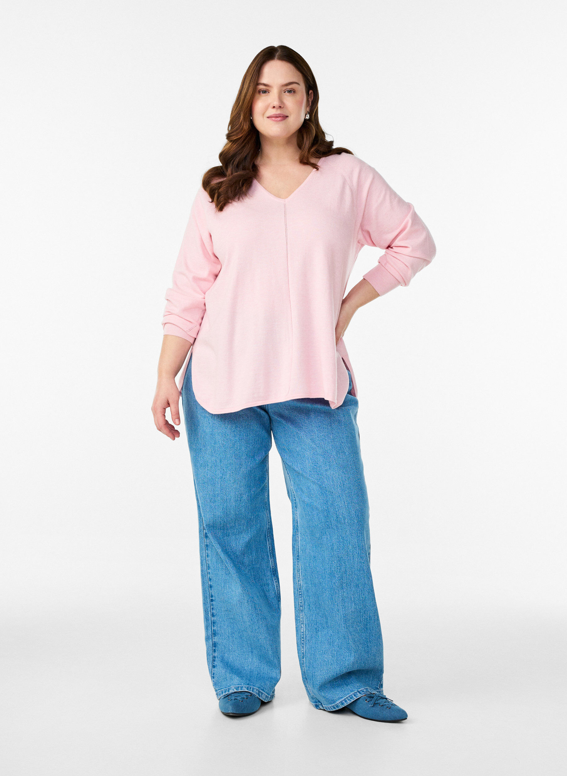 Zizzi Bluse aus Feinstrick mit V-Ausschnitt und Detail auf der Vorderseite, Pink, Model image number 1