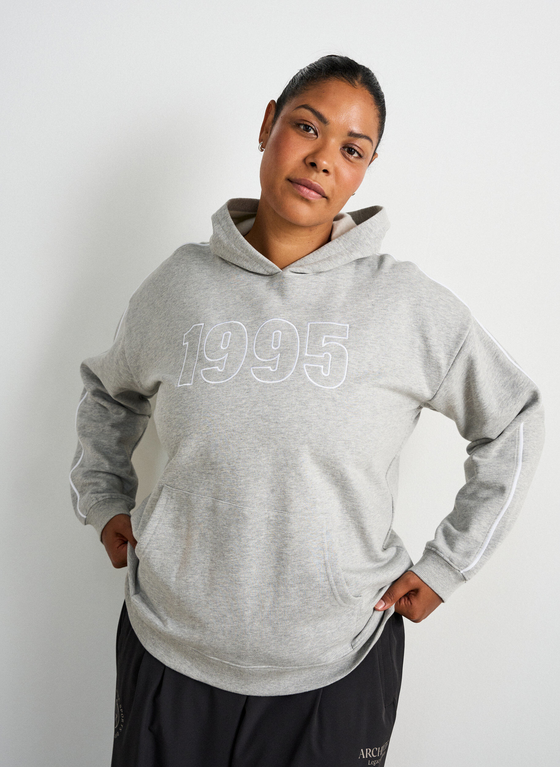 ZizziHoodie mit besticktem Motiv, Grau, Model image number 3