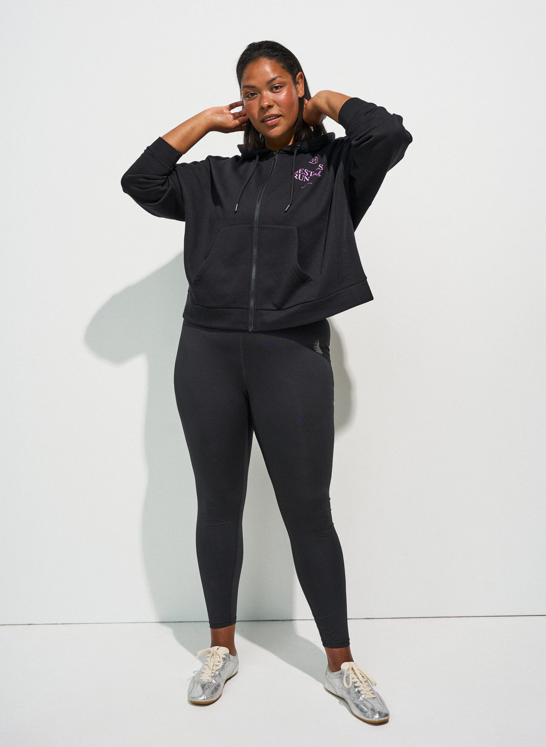 ZizziHoodie mit Rei&szlig;verschluss und Brustprint, Schwarz, Model image number 1