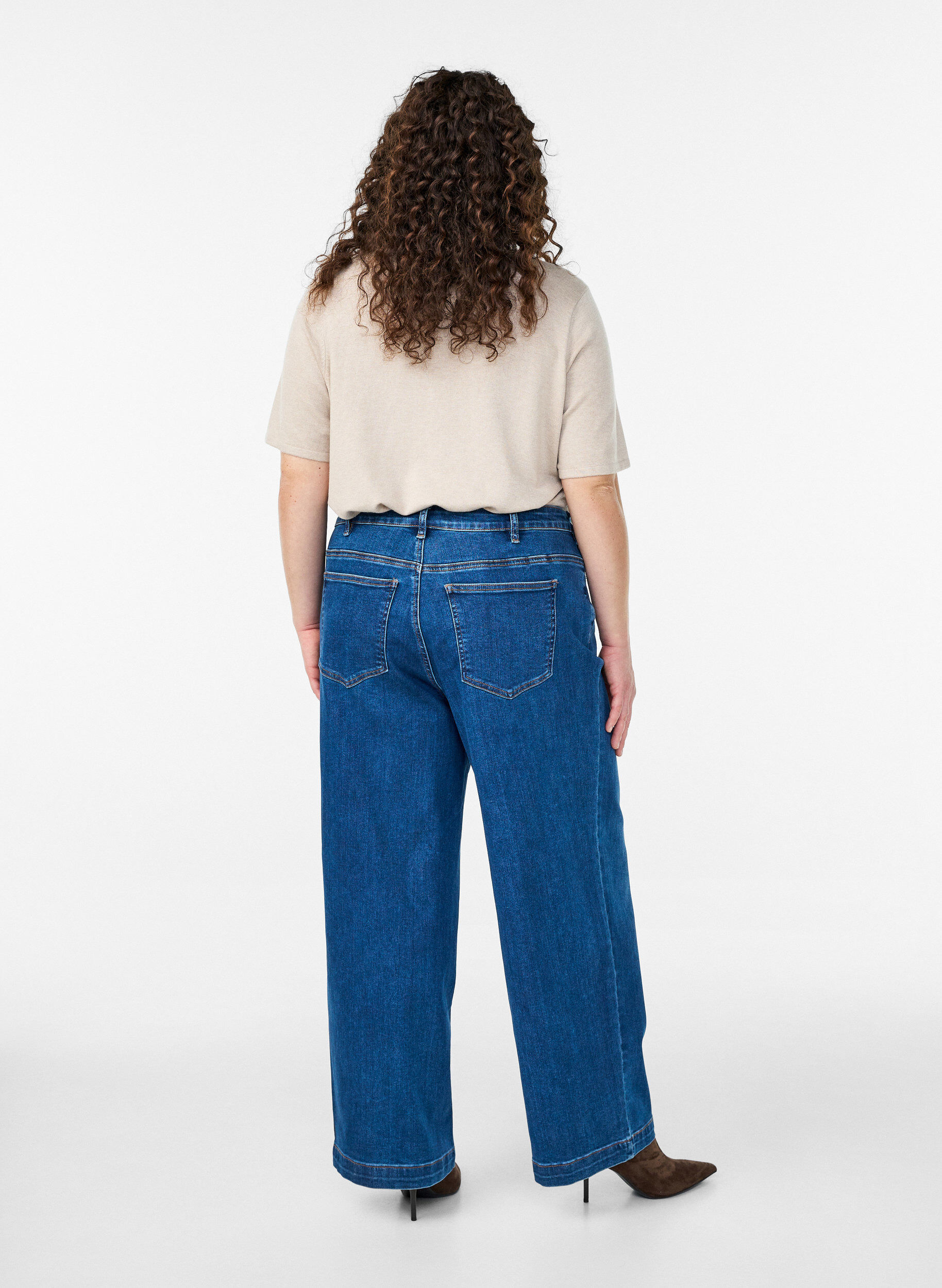 Zizzi Kiana Jeans mit Straight Fit und hoher Taille, Blau, Model image number 1