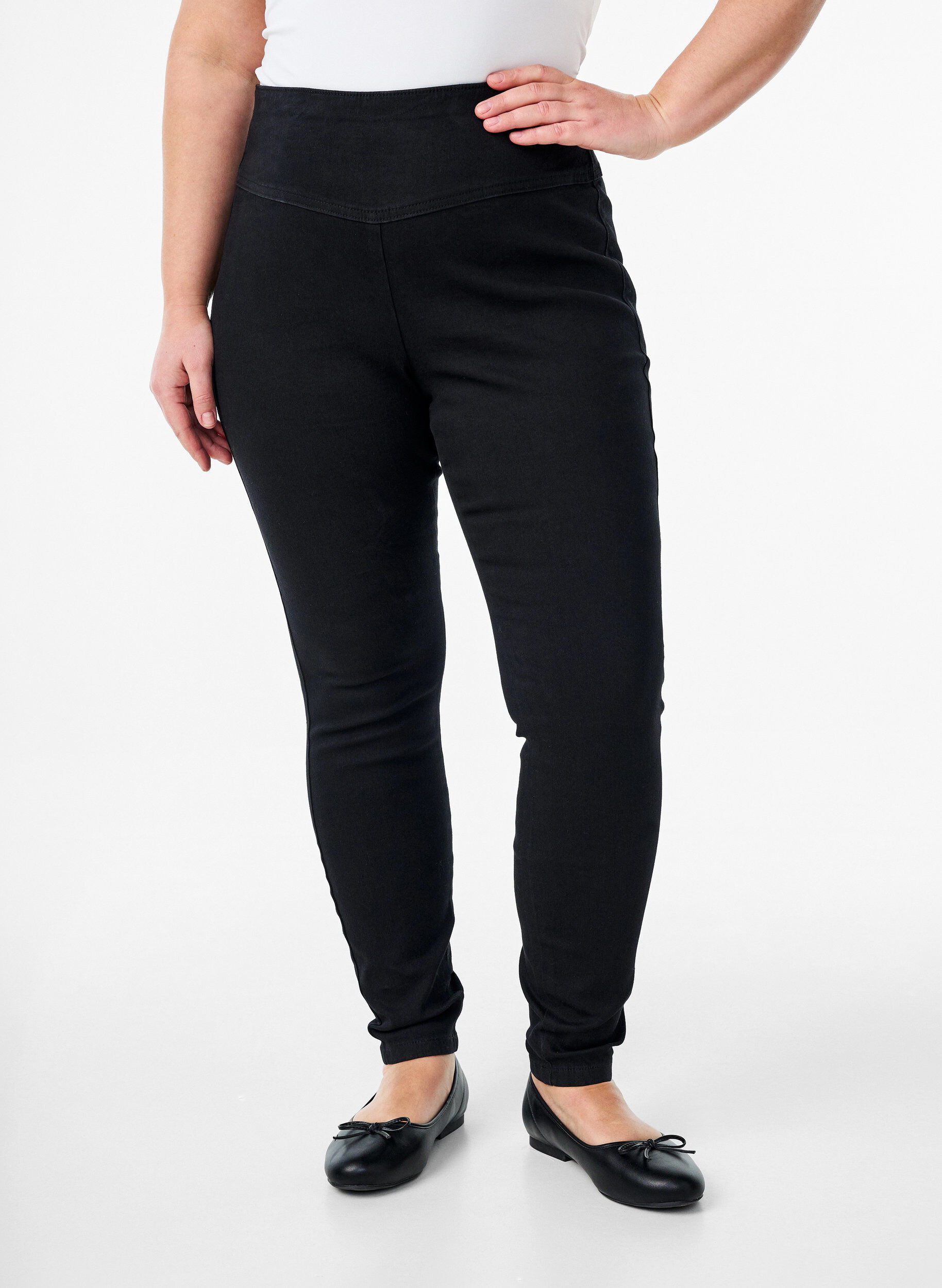 Zizzi Elastische Jeggings mit hoher Taille, Schwarz, Model image number 2