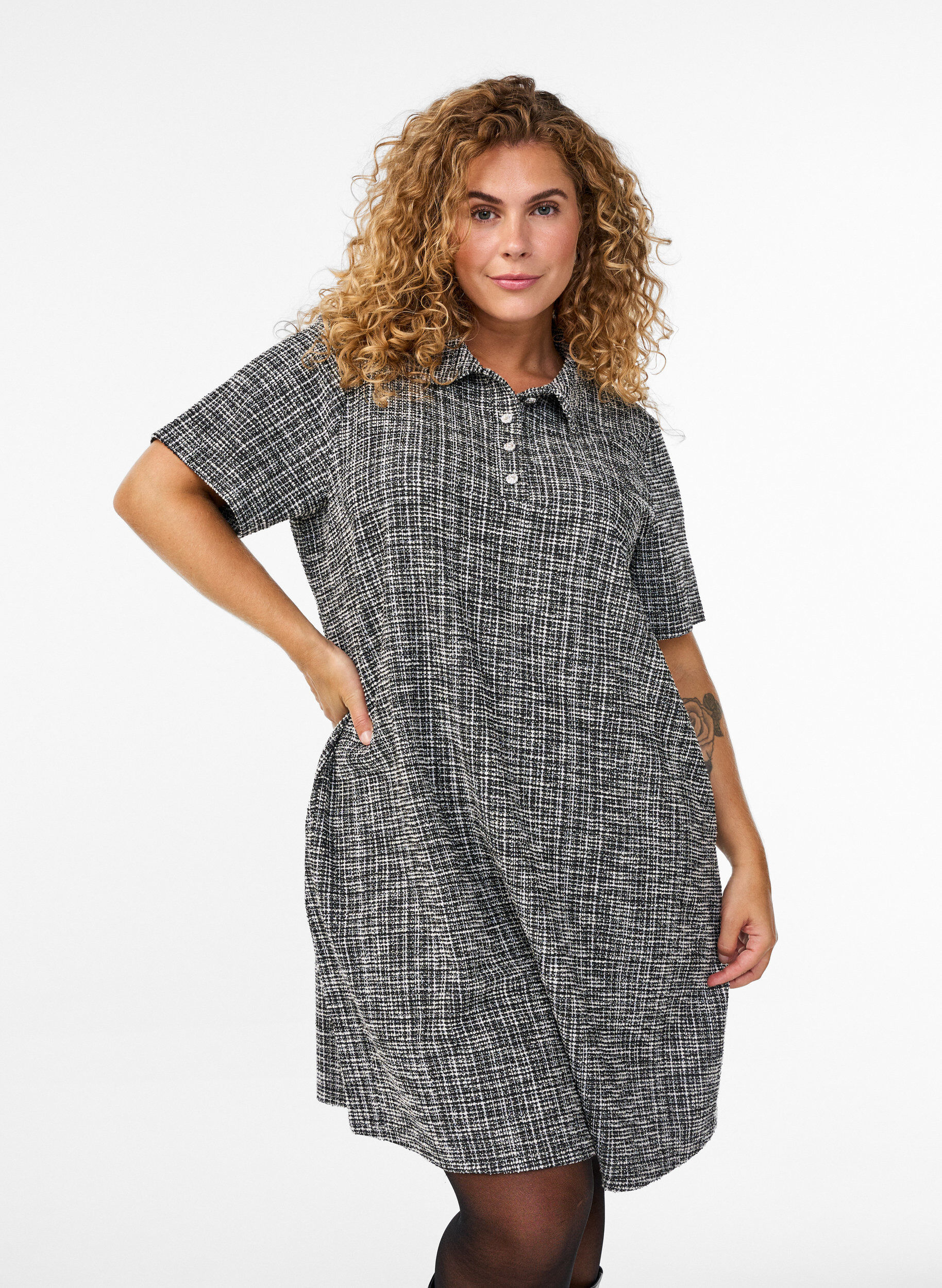 Kurzes Kleid aus texturiertem Jersey mit grafischem Karomuster, Vanille, Model
