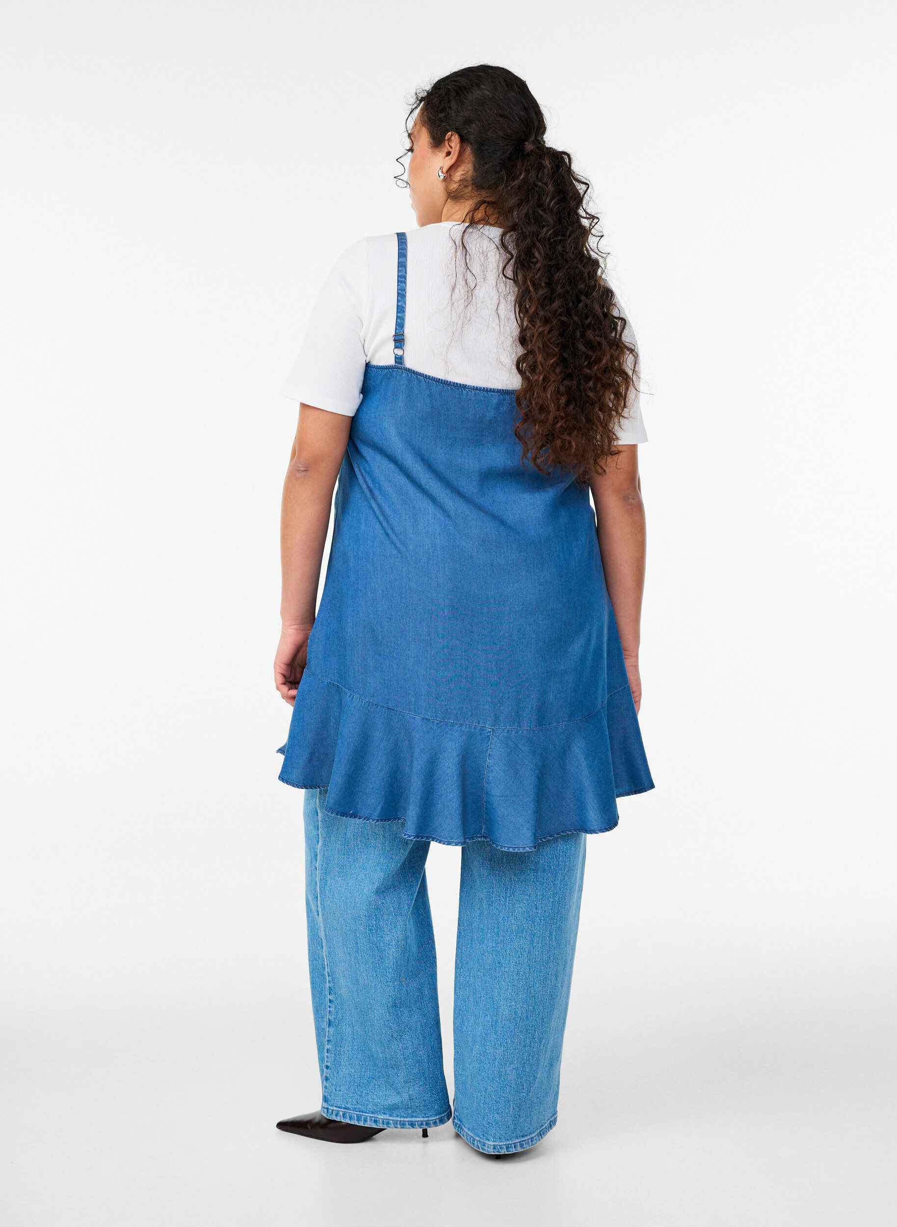 Zizzi Knielanges Tr&auml;gerkleid aus TENCEL&trade; Lyocell in Denim-Optik, Blau, Model image number 2