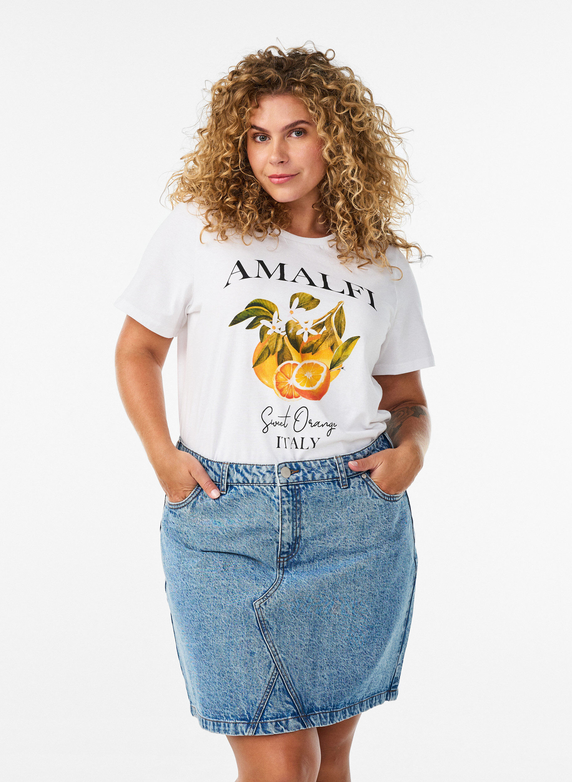 Kurzer Jeansrock mit Taschen, Blau, Model