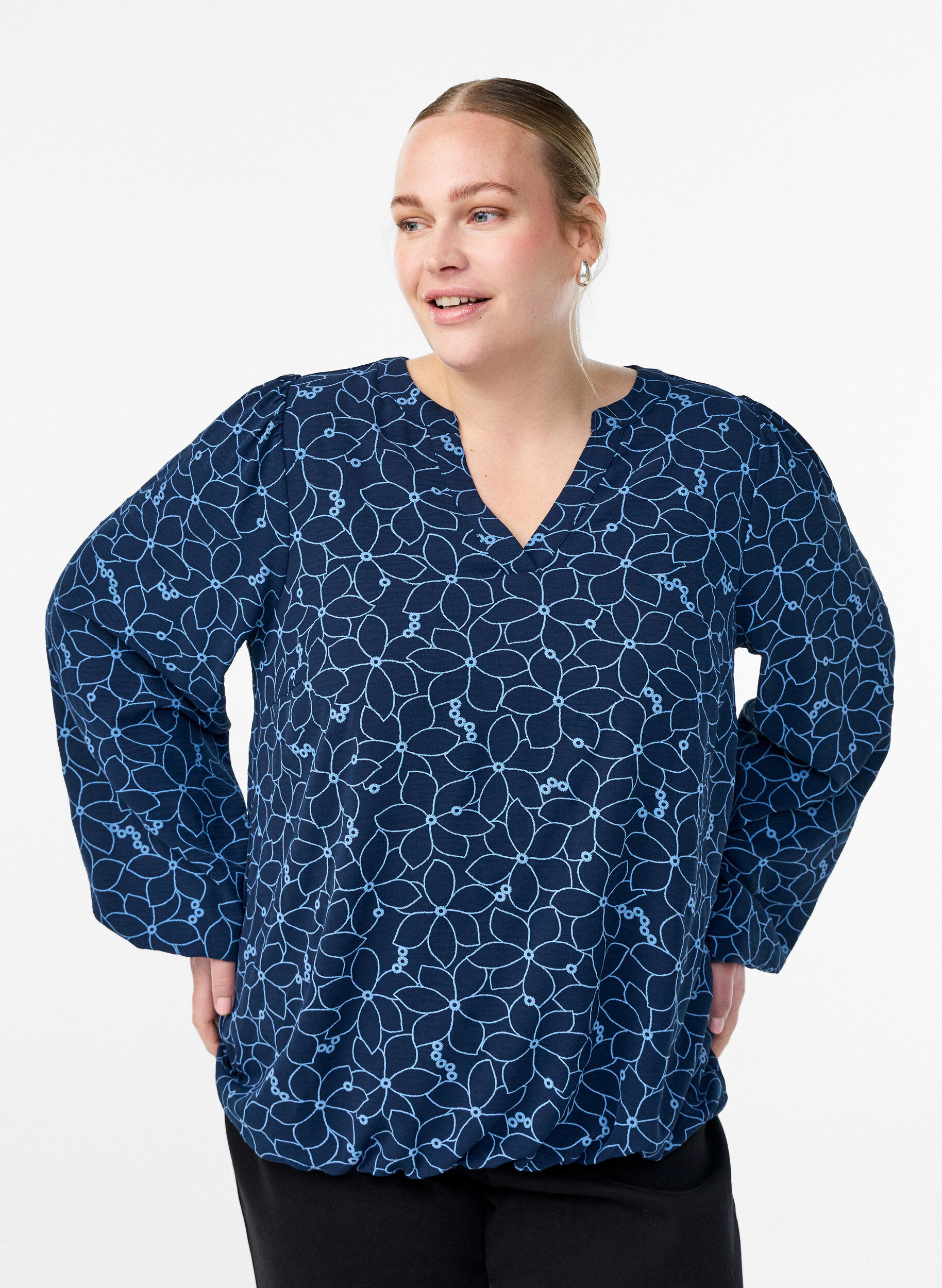 Lang&auml;rmelige Bluse mit Blumenstickerei, Blau, Model
