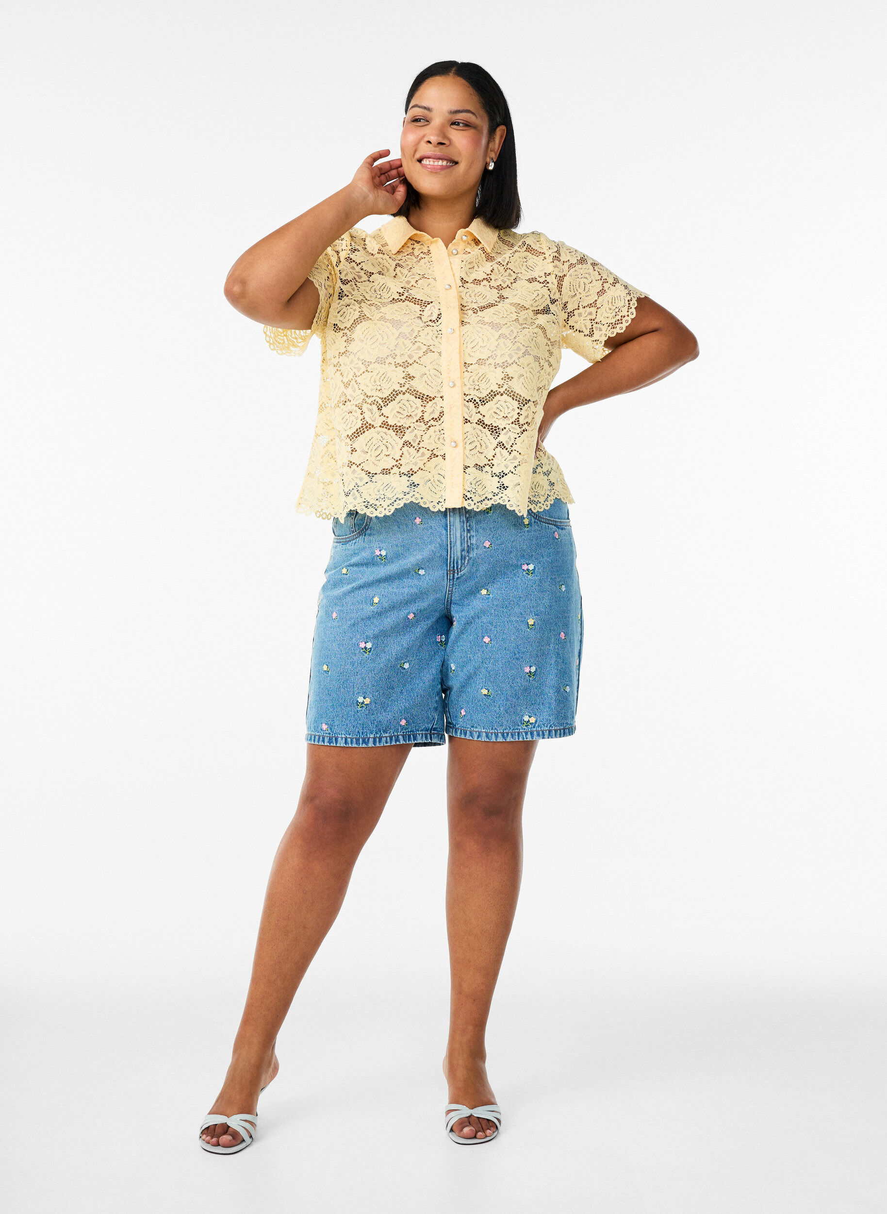 Zizzi Shorts aus Denim mit bestickten Blumen, Blau, Model image number 1