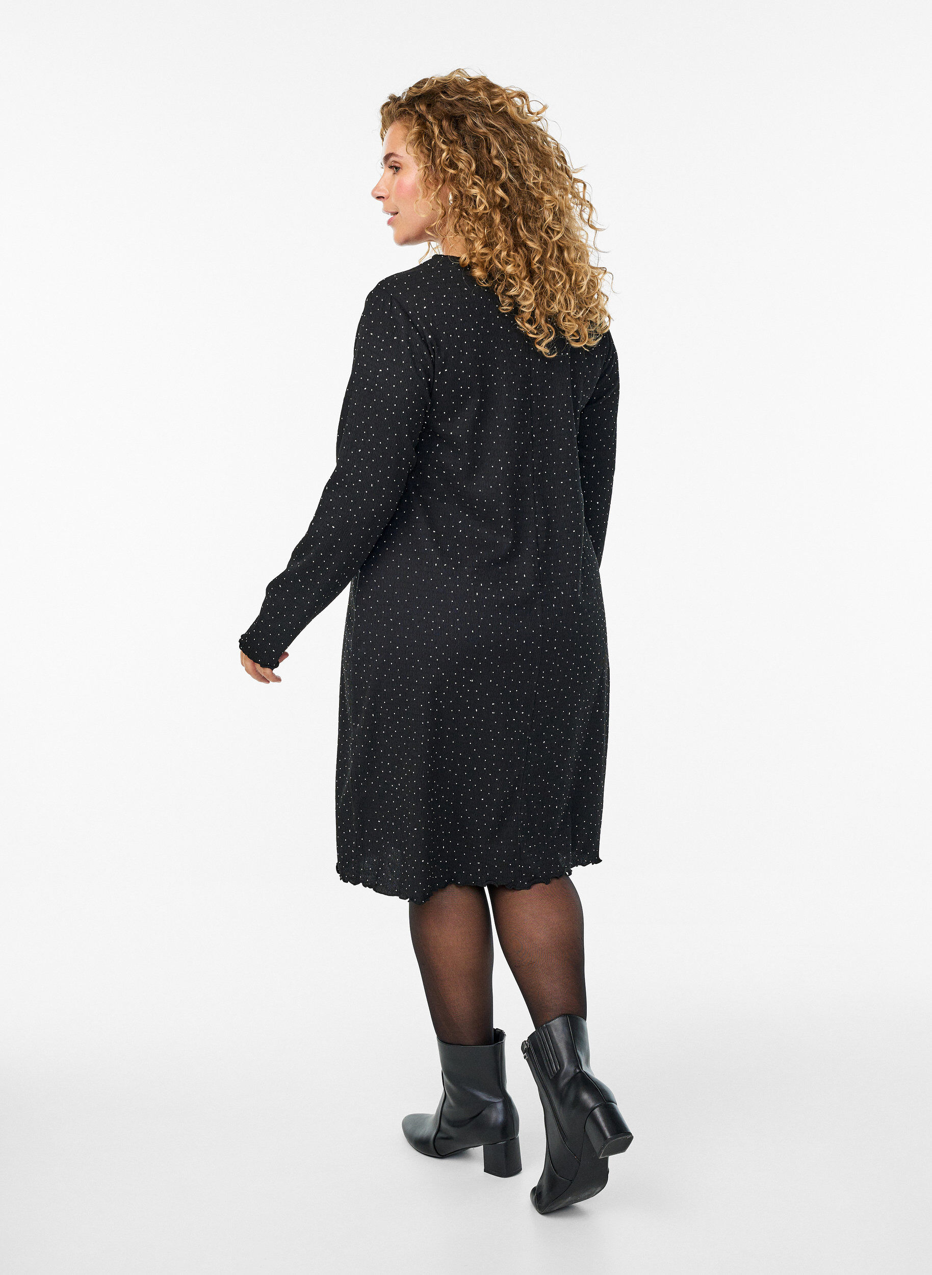Zizzi Kleid mit Strasssteinen und Bogenkanten, Schwarz, Model image number 1