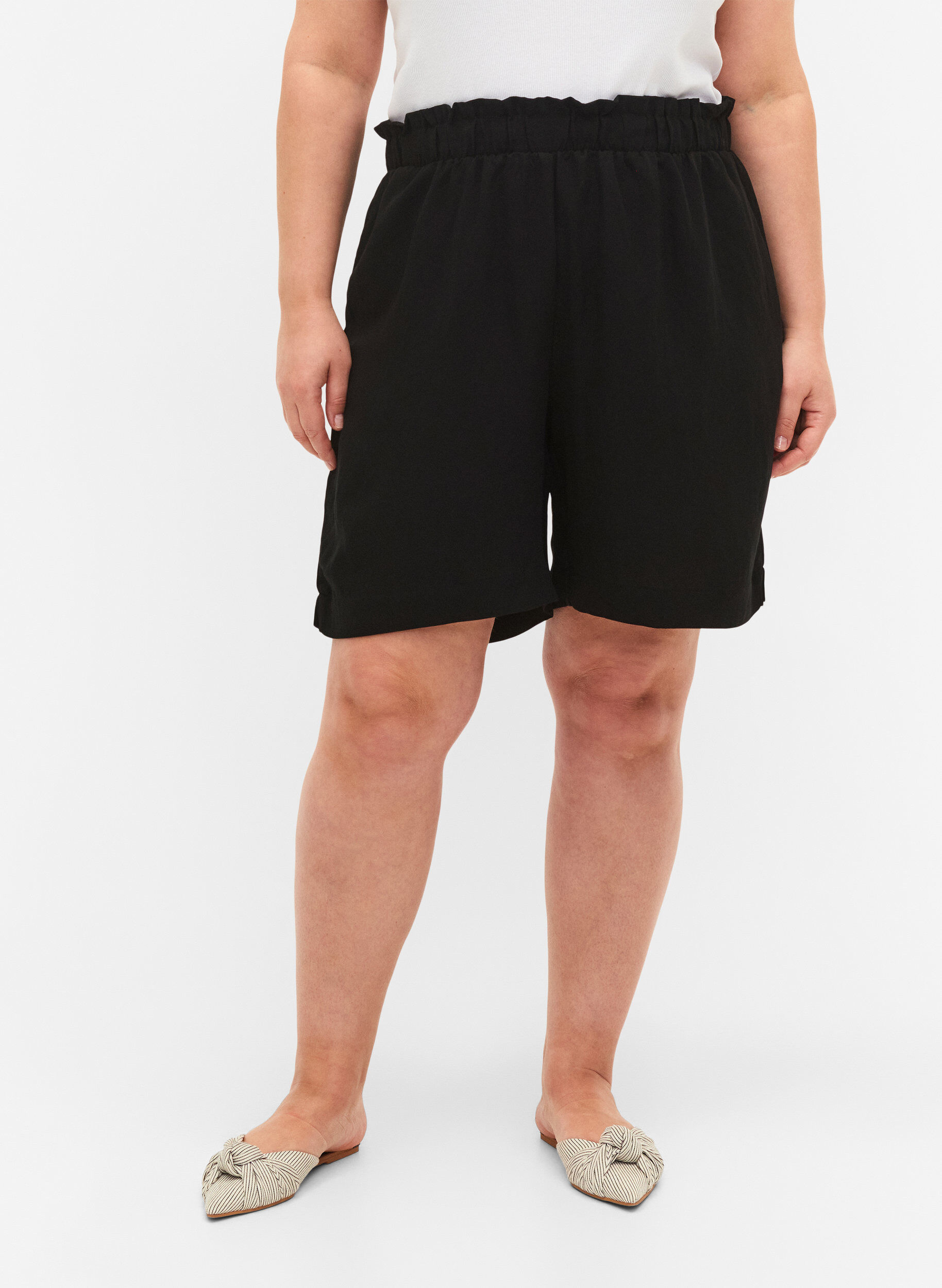 Zizzi Lockere kurze Hose aus Viskose, Black, Model image number 2