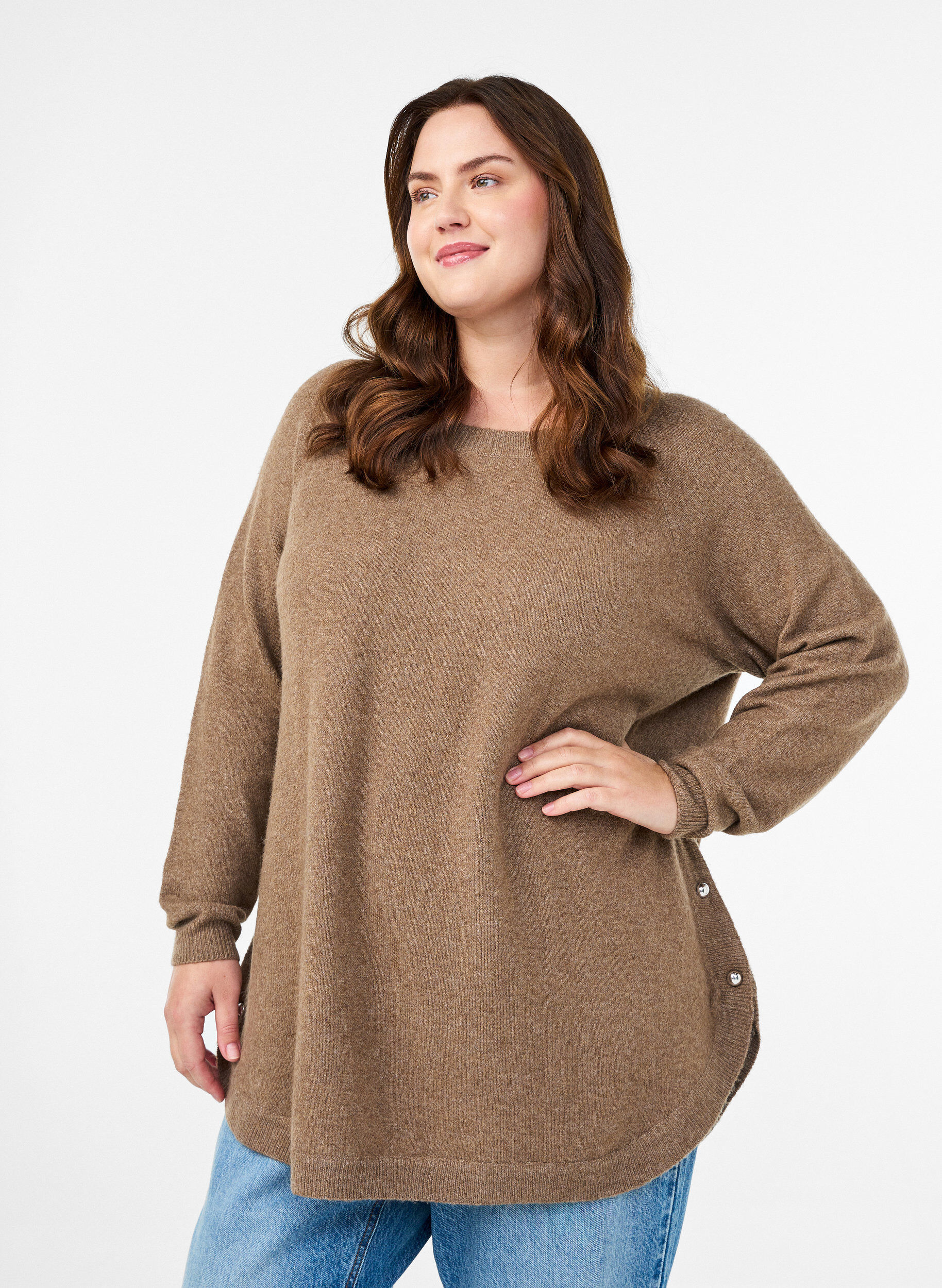 Lange Strickbluse mit Kugelkn&ouml;pfen, Braun, Model