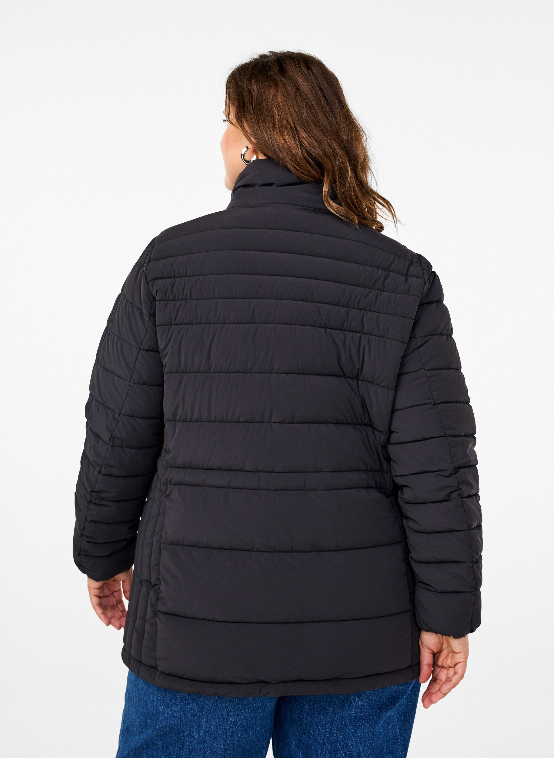 Zizzi Kurze Steppjacke mit Taschen, Schwarz, Model image number 2