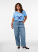 T-Shirt aus Baumwolle mit Frontprint und V-Ausschnitt, Blau, Model image number 1