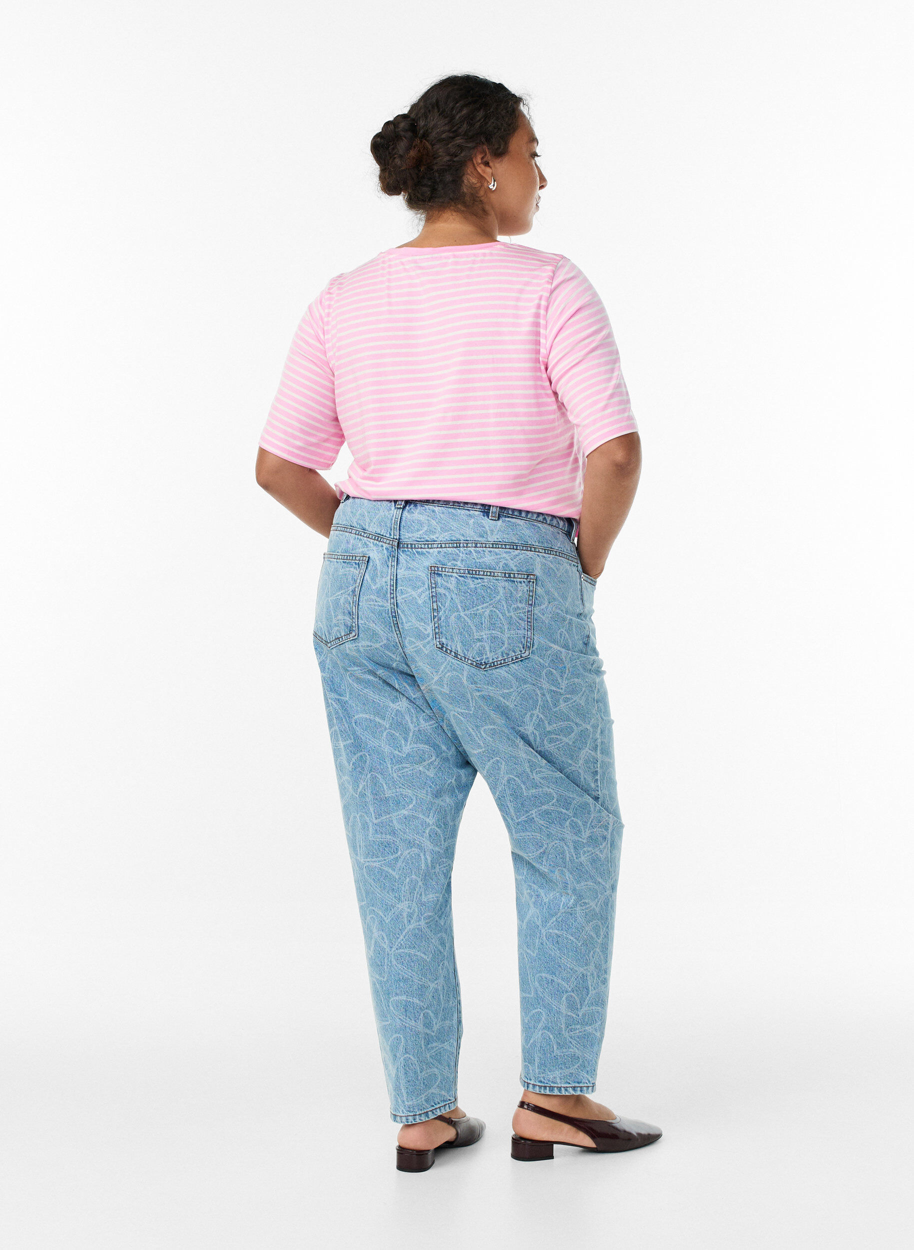 Zizzi Mille Mom Fit Jeans mit Stickerei, Blau, Model image number 1