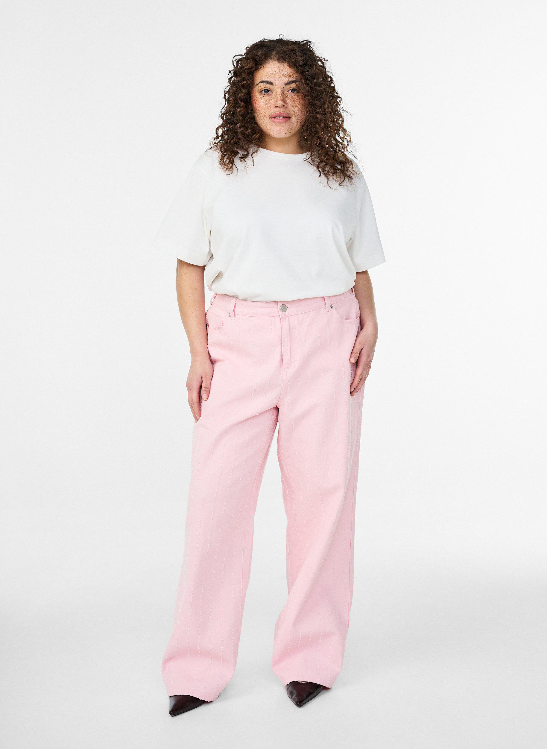 Myra Jeans aus farbigem Denim mit weiter Passform und strukturiertem Muster, Rot, Model