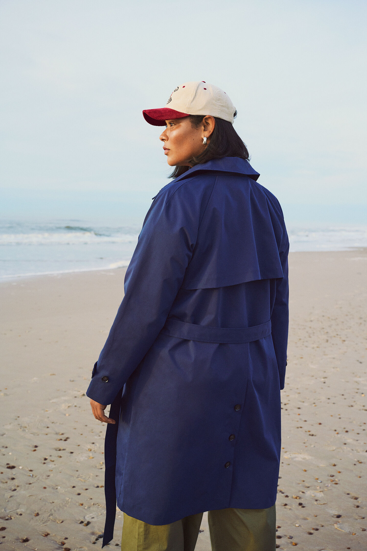 Zizzi Blauer Trenchcoat, , Model