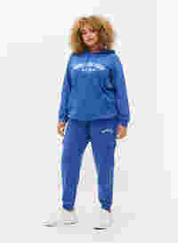 Sweatpants mit Cargotaschen, Dazzling Blue, Model