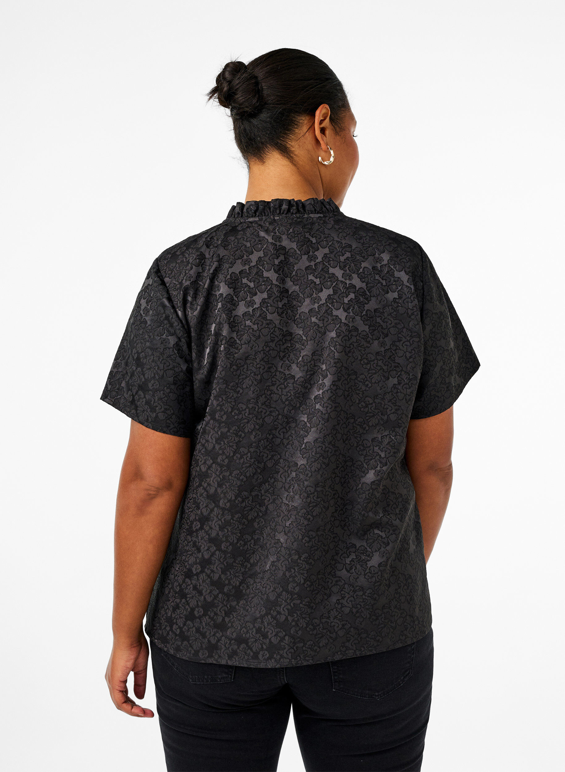 Zizzi Kurz&auml;rmelige Jacquard-Bluse mit Schleifen, Schwarz, Model image number 2