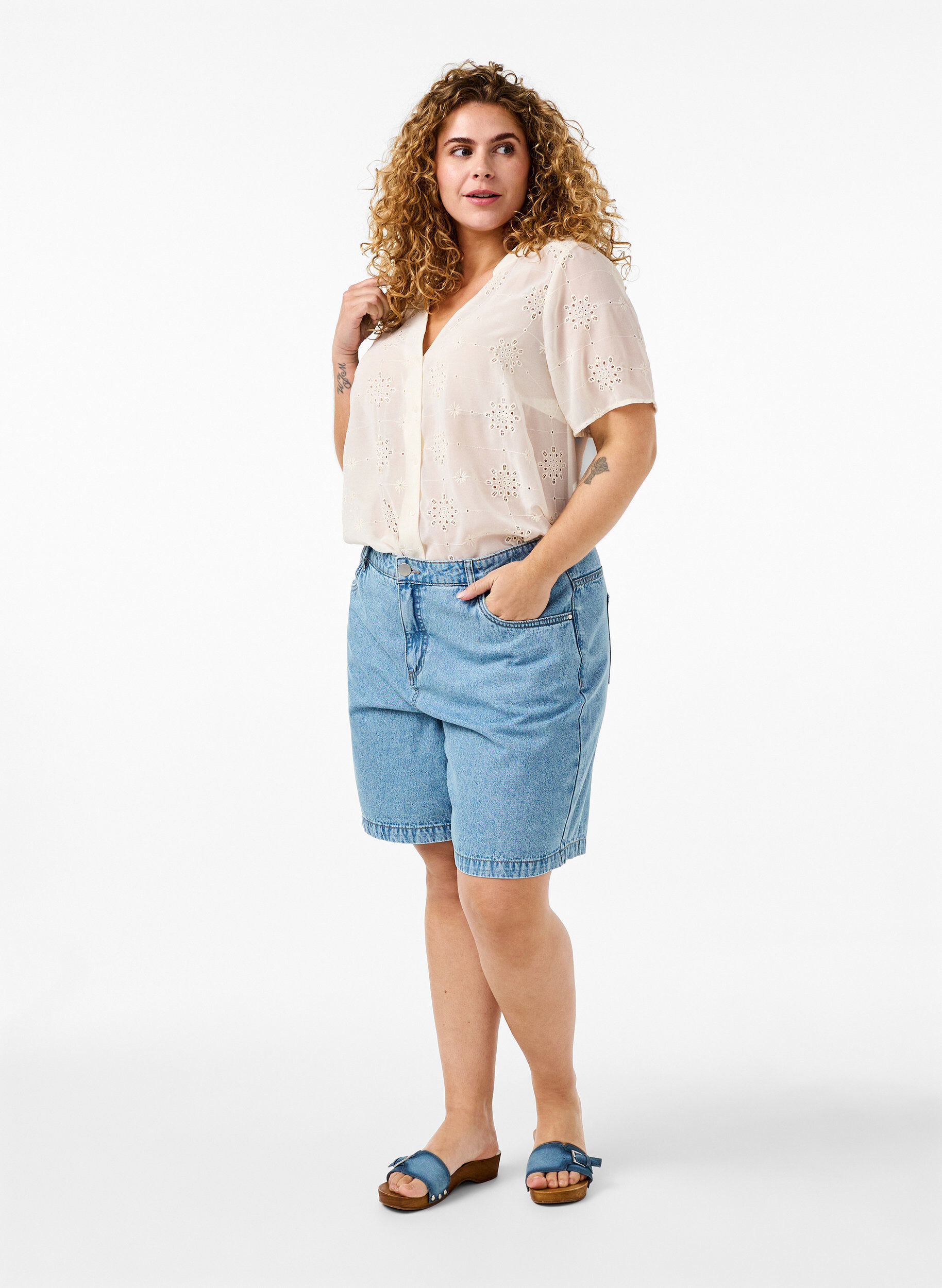 Zizzi Kurzarm-Hemdbluse mit Anglaise-Stickerei, Antique White, Model image number 2