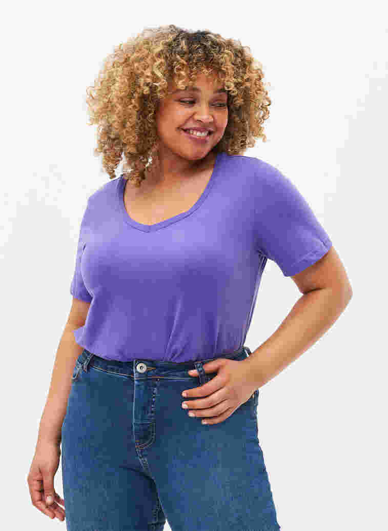 Einfarbiges basic T-Shirt aus Baumwolle, Ultra Violet, Model