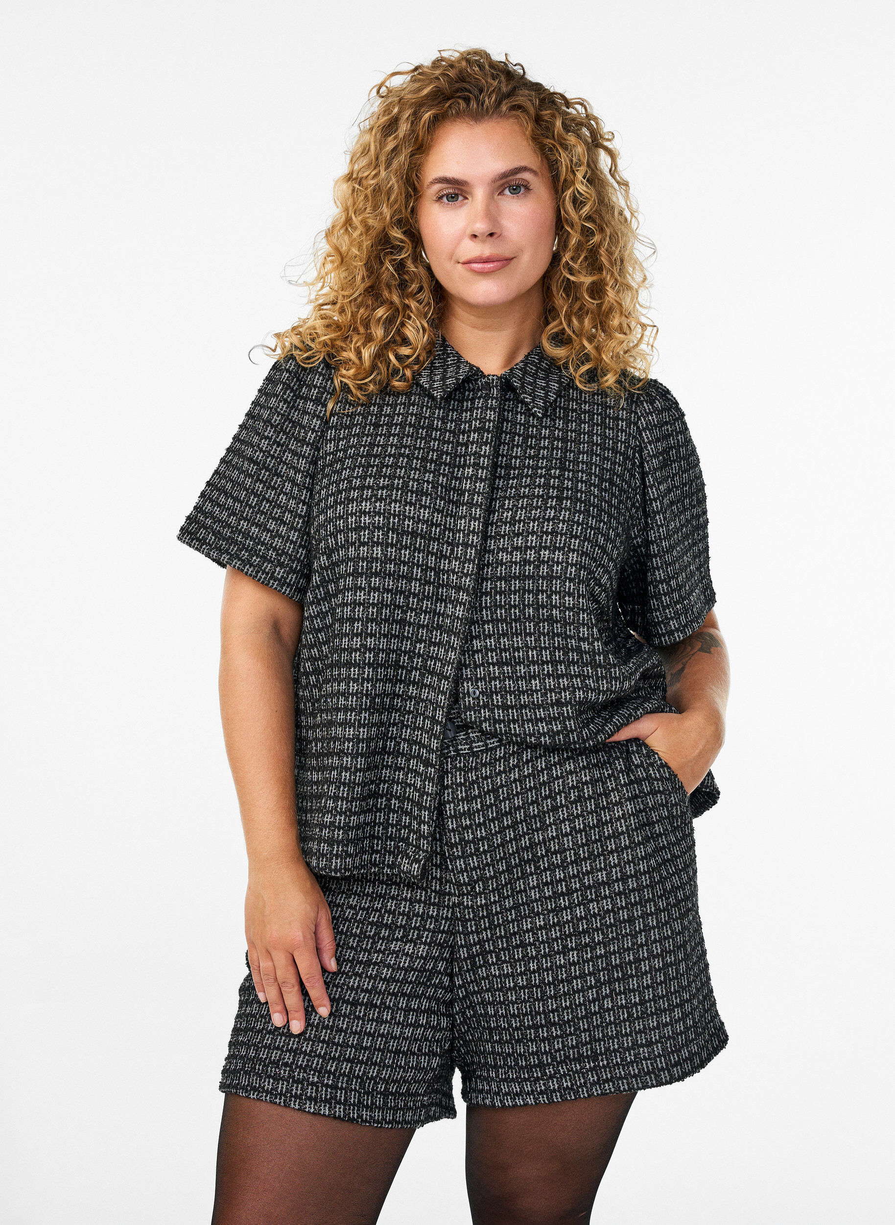 Lockere Boucl&eacute;-Shorts mit Taschen, Schwarz, Model