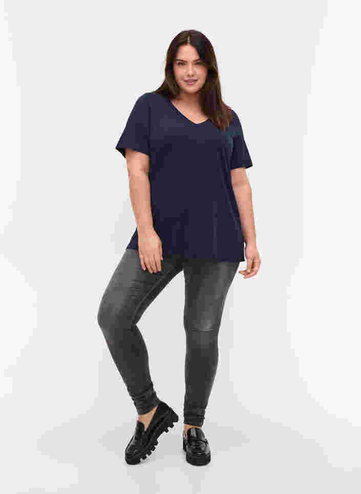 T-Shirt aus Bio-Baumwolle mit V-Ausschnitt, Navy Blazer, Model image number 2