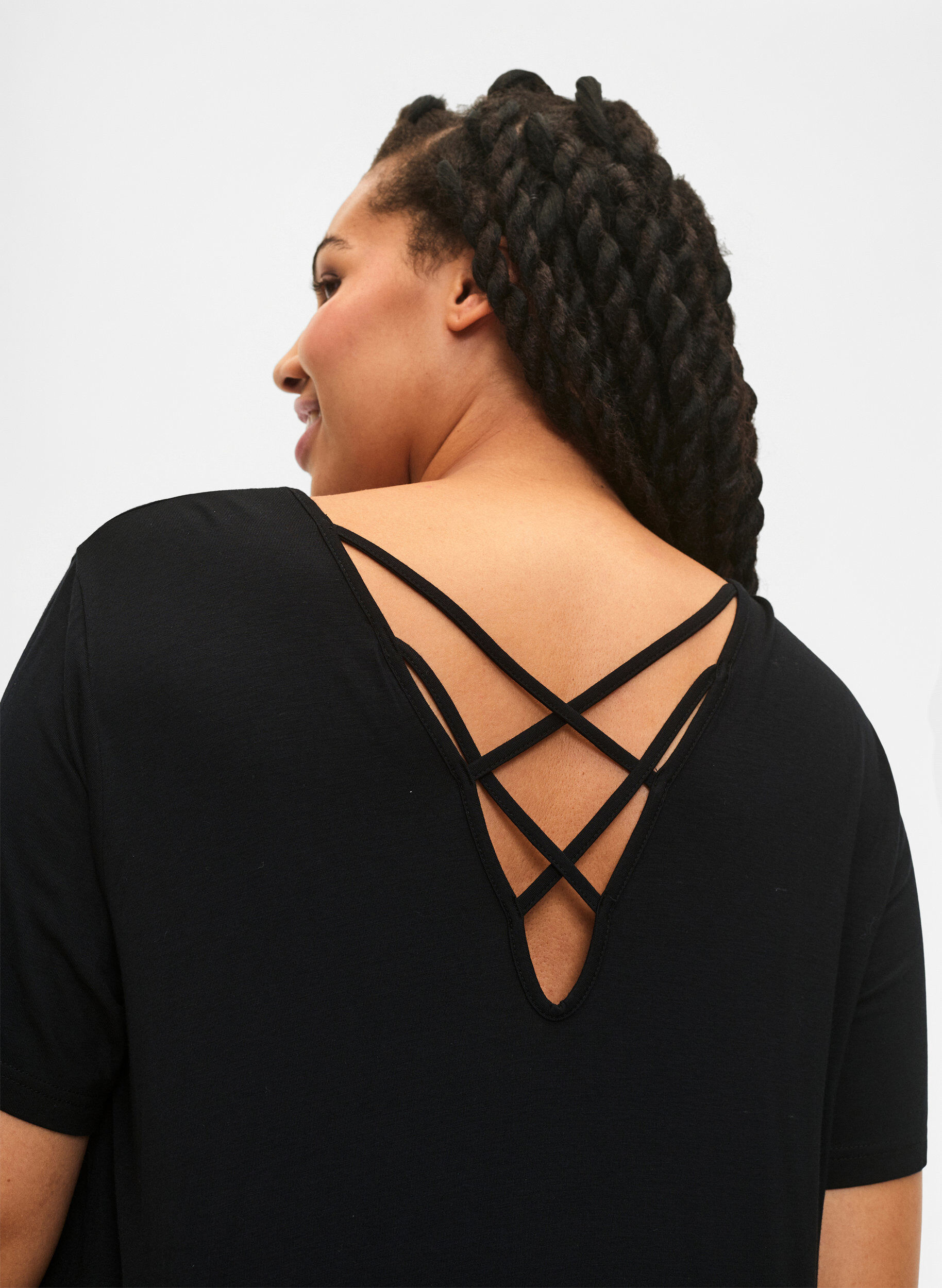 Zizzi Nachthemd aus Viskose mit kurzen &Auml;rmeln und R&uuml;ckendetail, Schwarz, Model image number 3