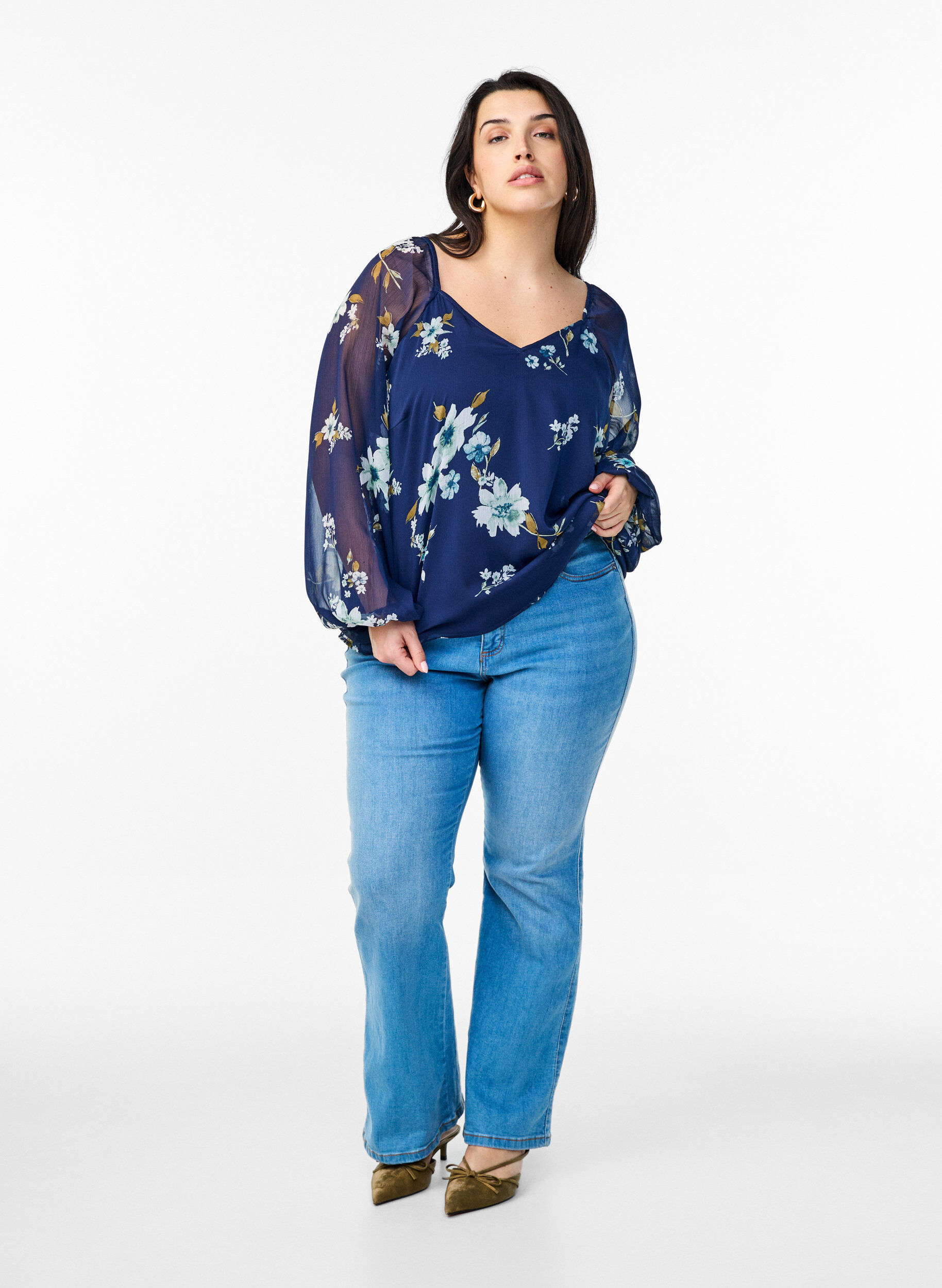 Zizzi Bluse aus Chiffon mit gebl&uuml;mtem Print und langen &Auml;rmeln, Blau, Model image number 1