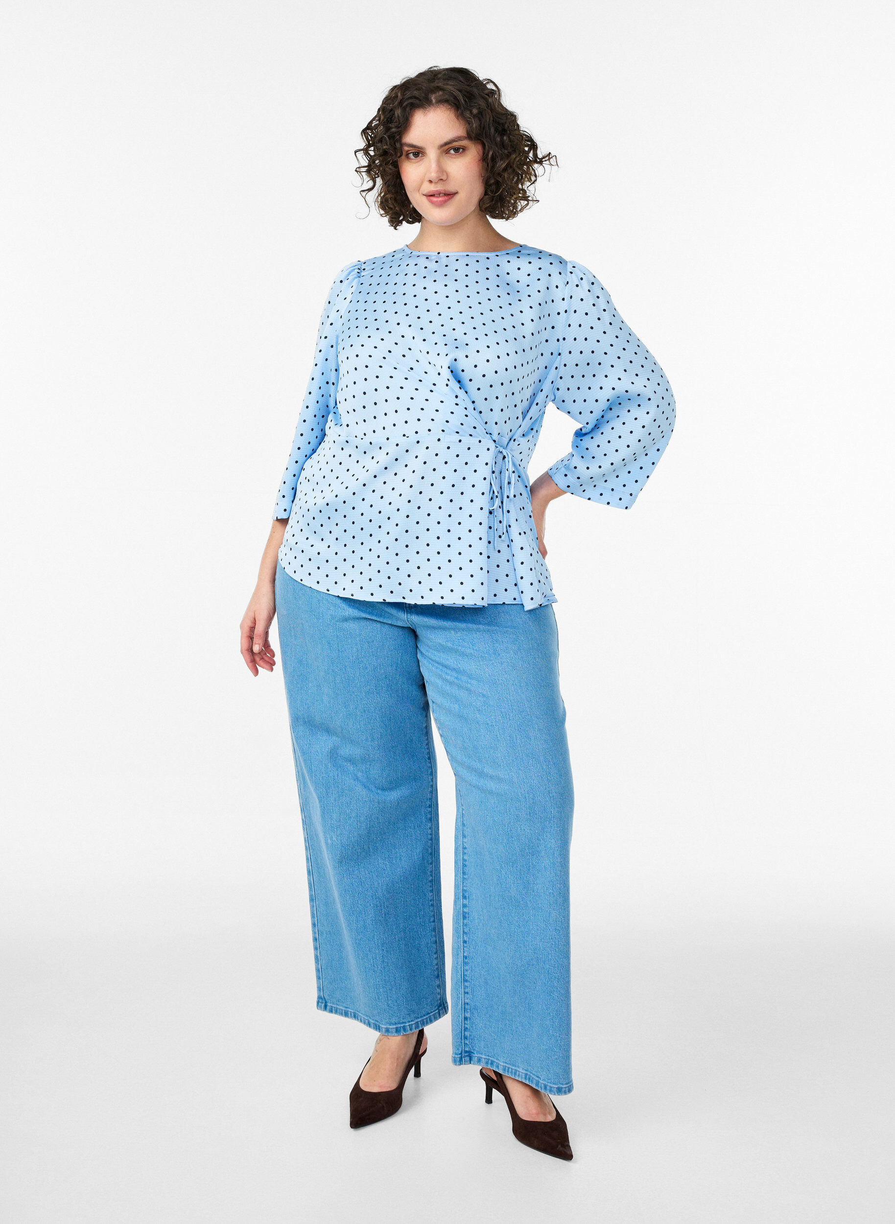 Zizzi Gepunktete Bluse mit Bindeband und 3/4-&Auml;rmeln, Blau, Model image number 1