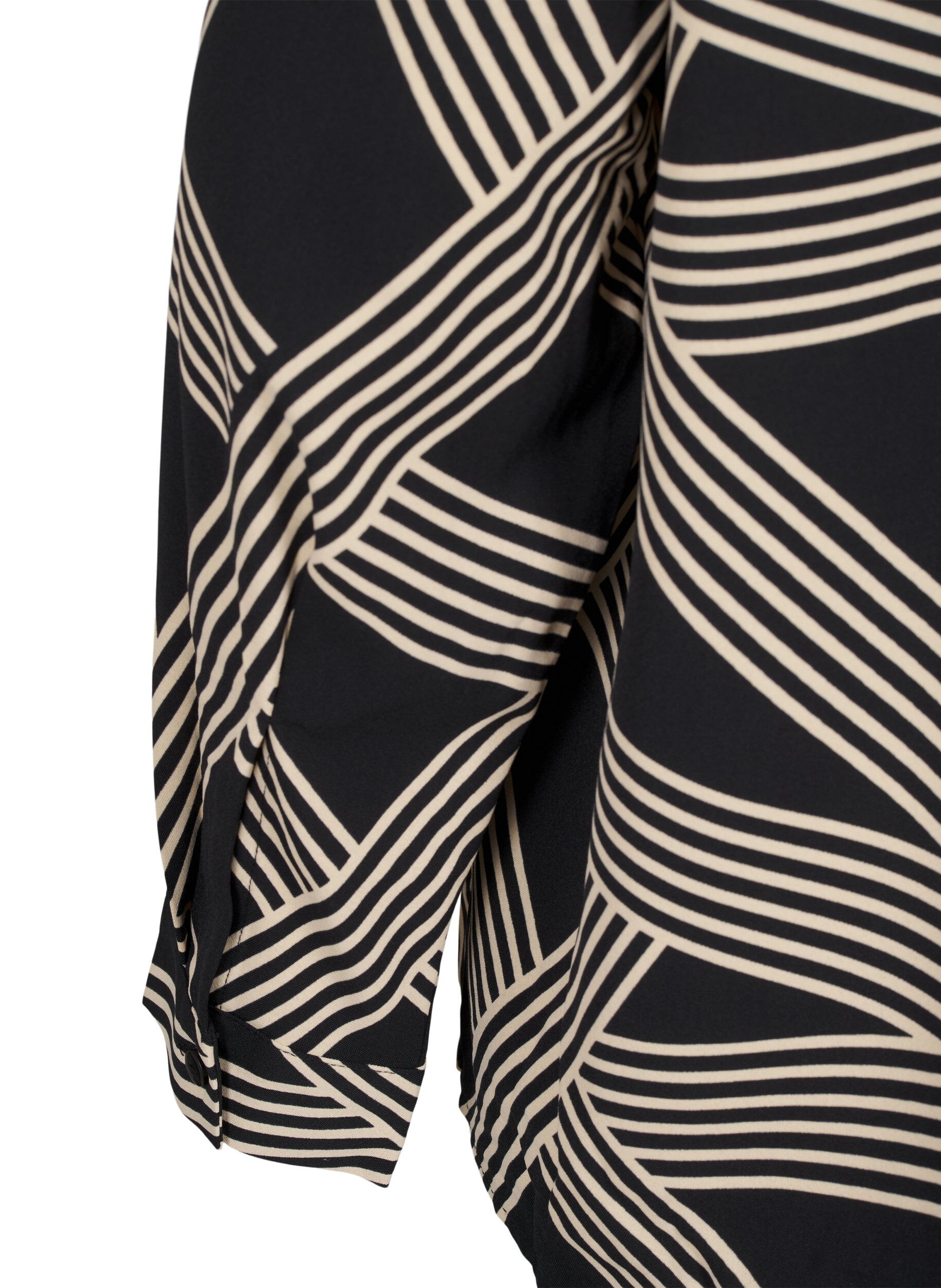 Zizzi Lang&auml;rmelige Hemdbluse mit V-Ausschnitt, BLACK BEIGE GRAPHIC, Packshot image number 3