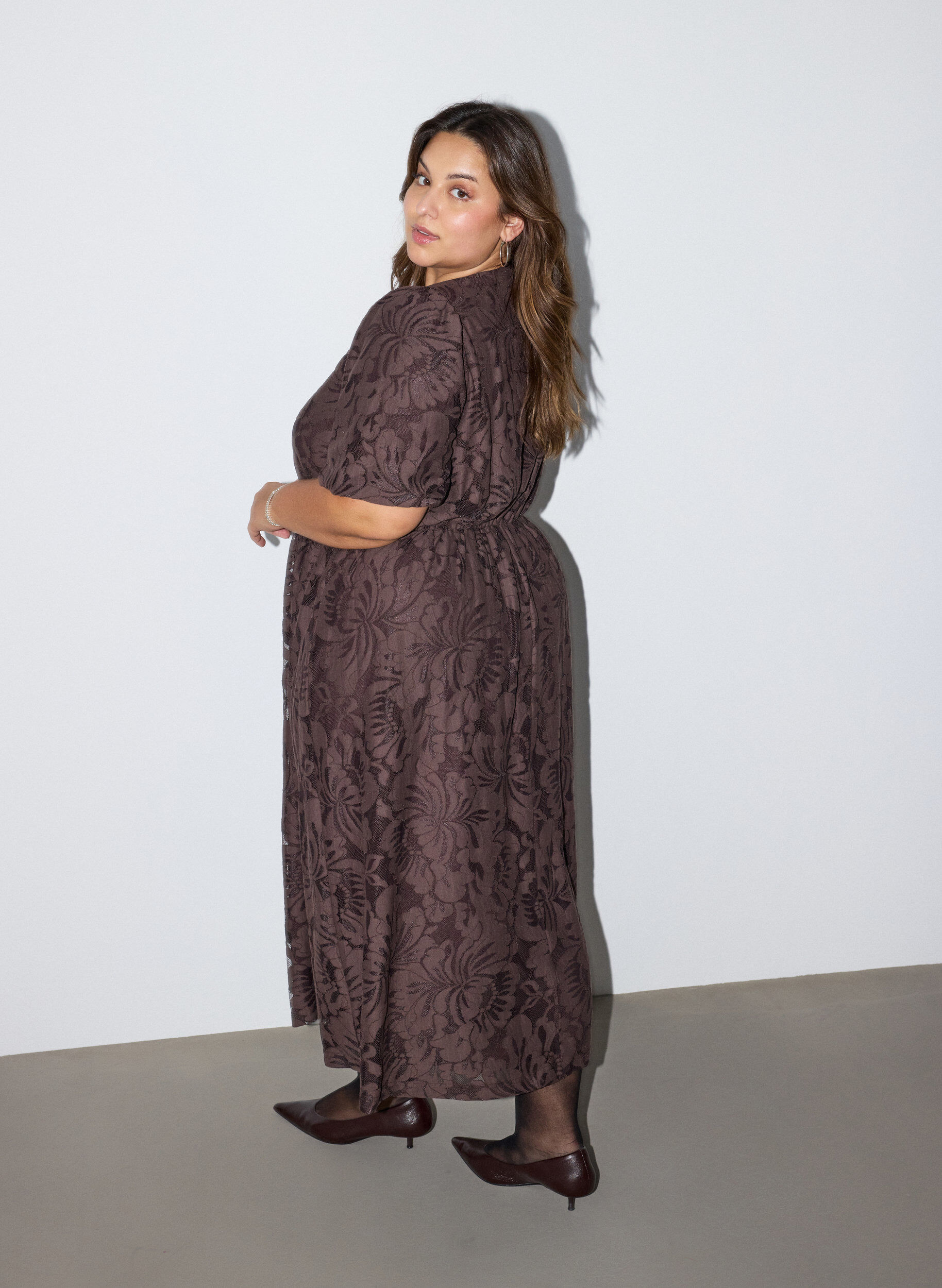 ZizziMidikleid aus gebl&uuml;mtem Jacquard, Braun, Model image number 1
