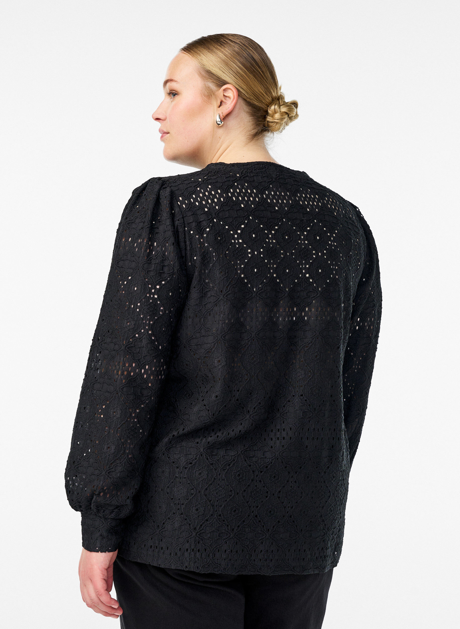 Zizzi Lang&auml;rmelige Bluse mit Lochstickerei, Schwarz, Model image number 2