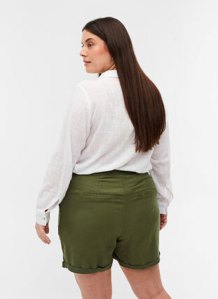 Lockere Shorts aus Lyocell mit Taschen, Kaki Green, Model image number 1