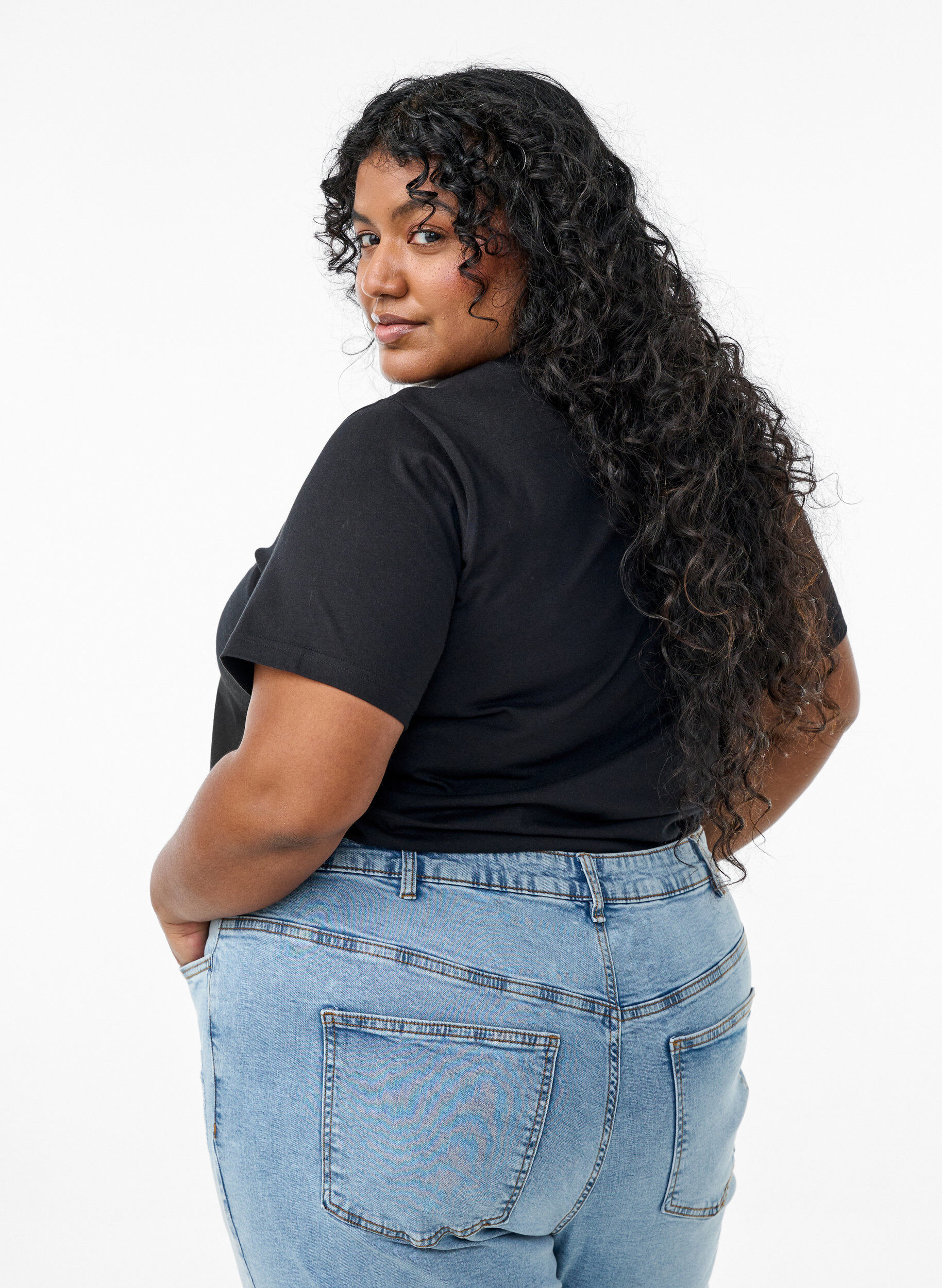 Zizzi T-Shirt mit dekorativen Details, Schwarz, Model image number 2