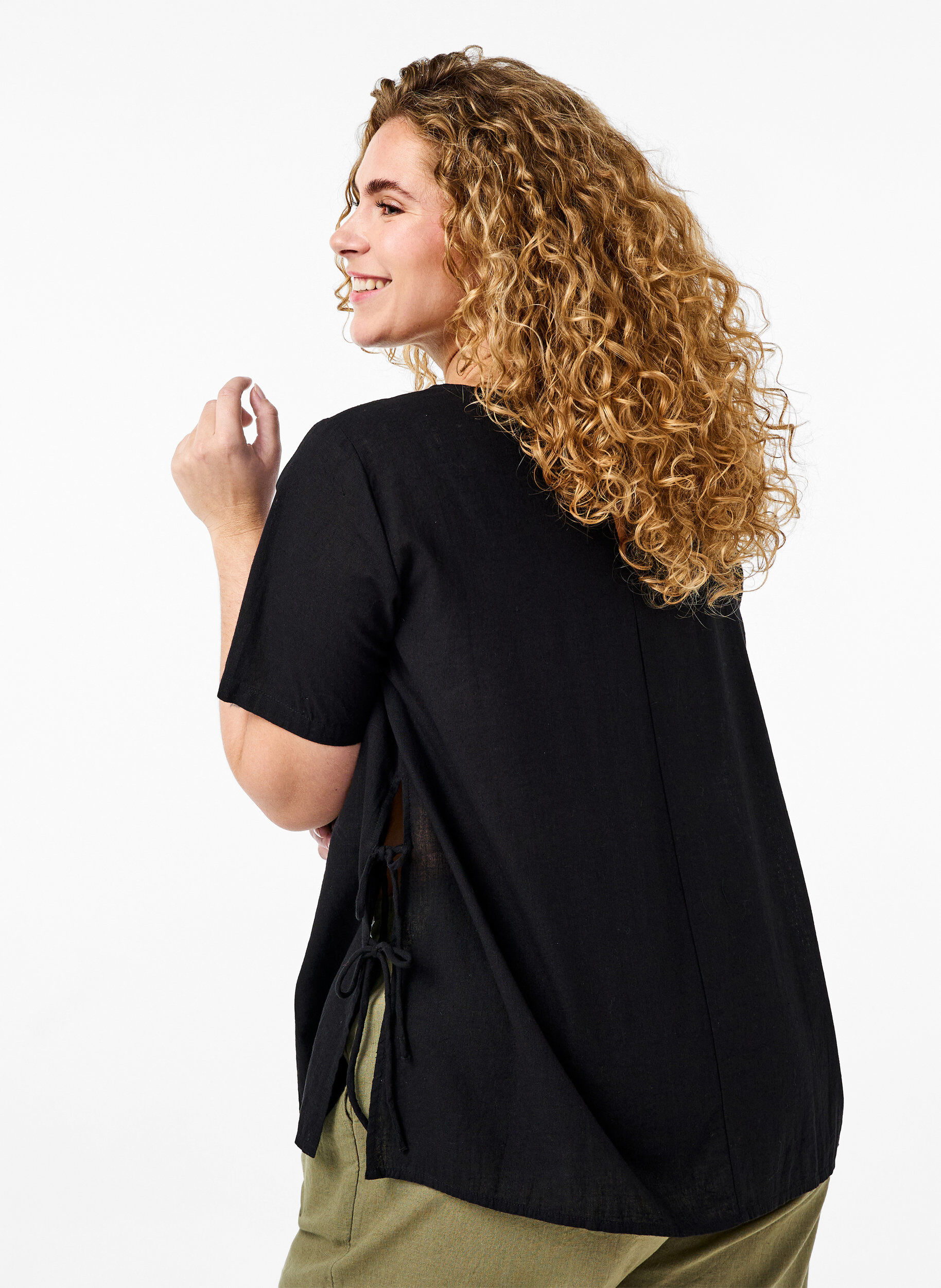 Zizzi Kurz&auml;rmlige Bluse aus Baumwoll-Mix mit Leinen und Spitzendetail, Black, Model image number 1