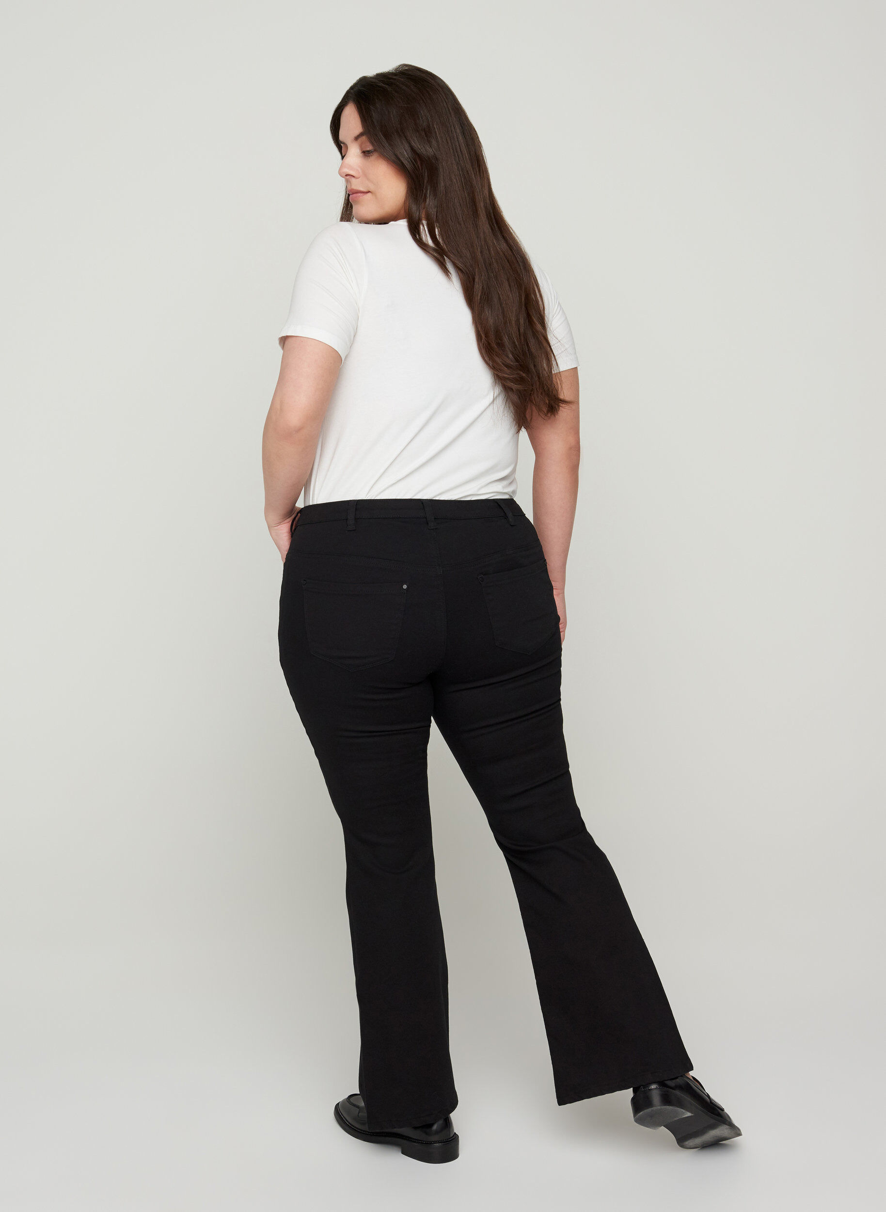 Zizzi Ellen Bootcut Jeans mit hoher Taille, Black, Model image number 1