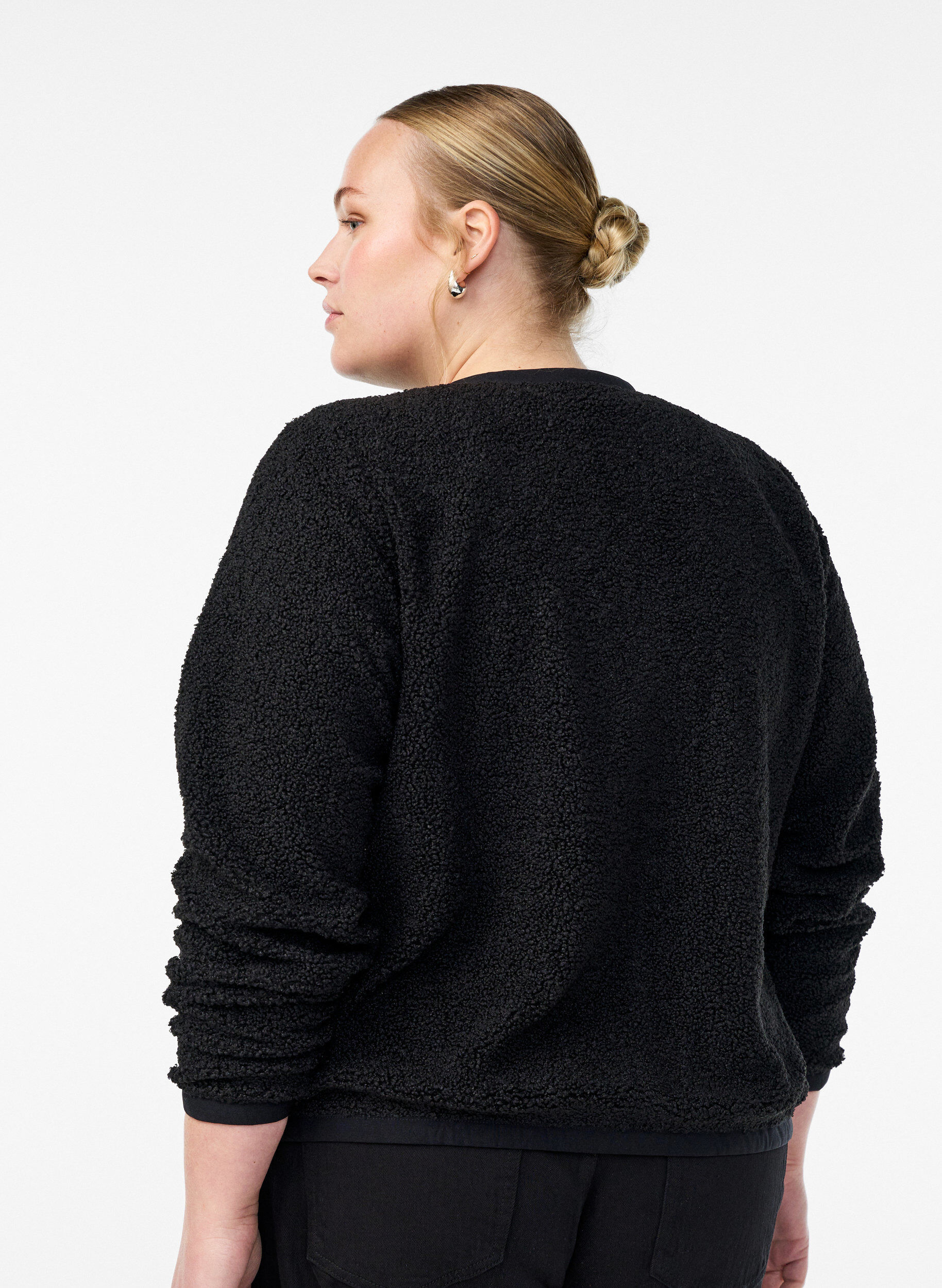 Zizzi Teddy-Strickjacke mit goldfarbenen Kn&ouml;pfen, Schwarz, Model image number 2