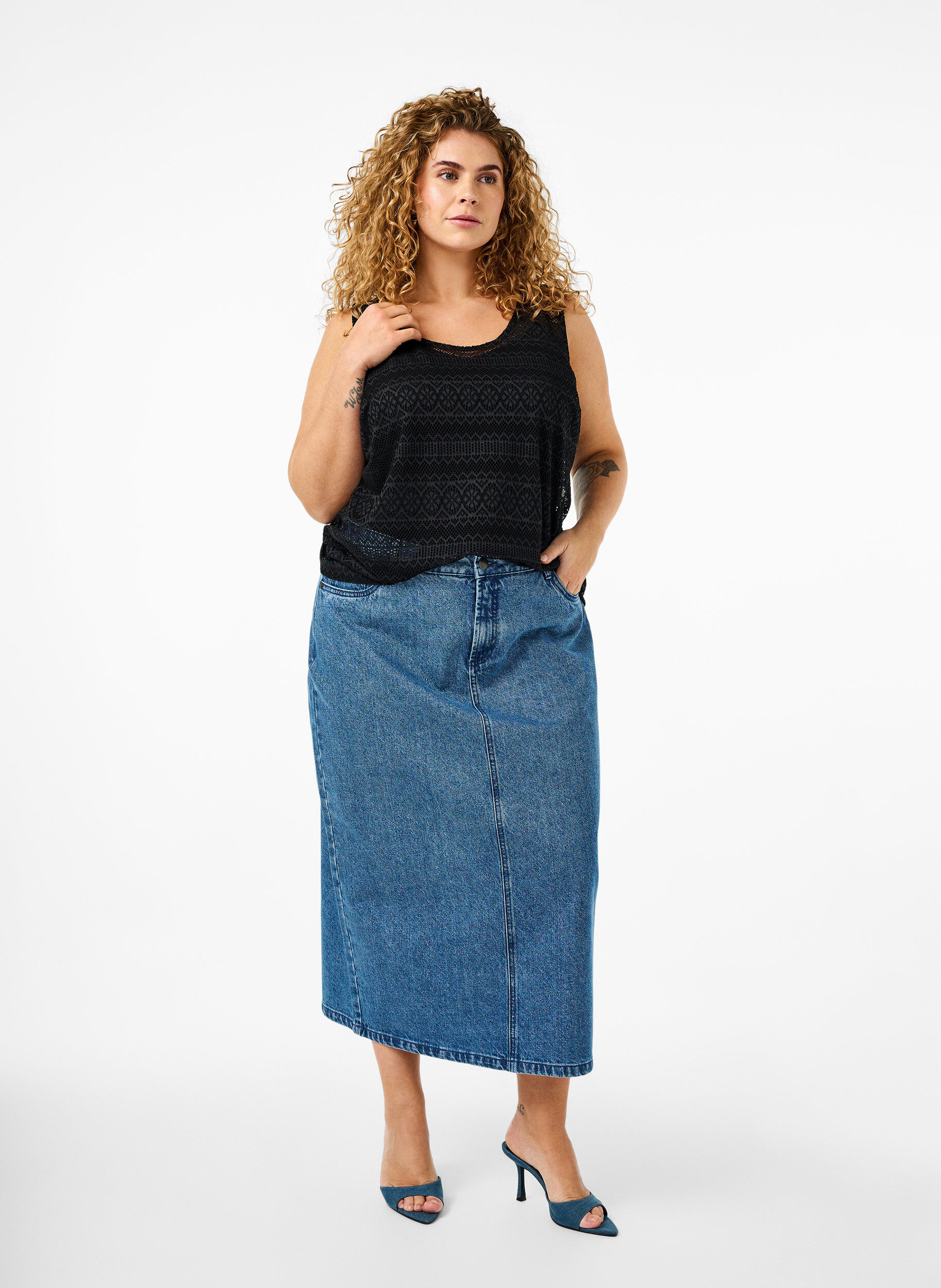 Zizzi &Auml;rmelloses Oberteil mit Lochmuster, Black, Model image number 2